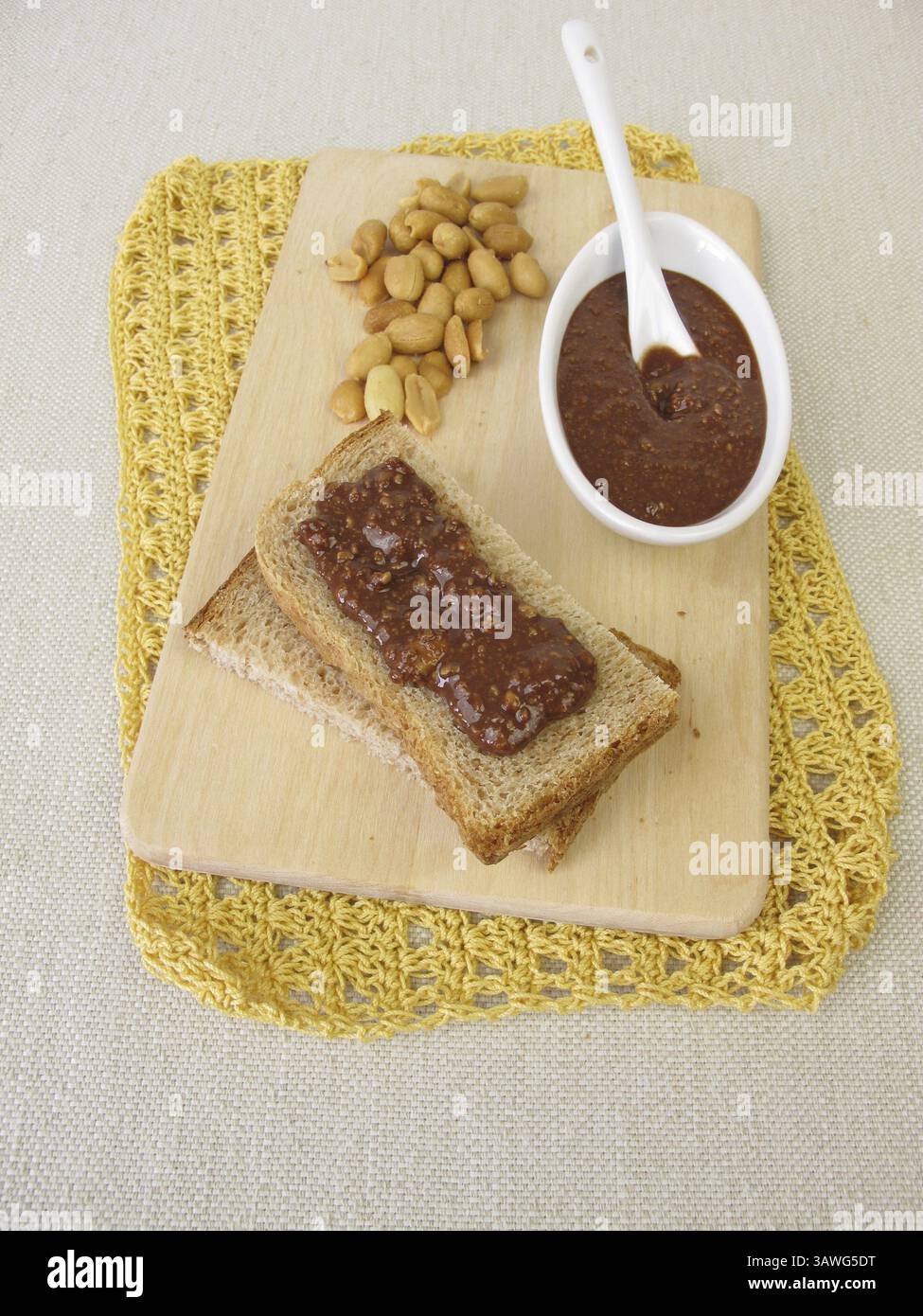 Pain avec crème au chocolat aux cacahuètes salées Banque D'Images