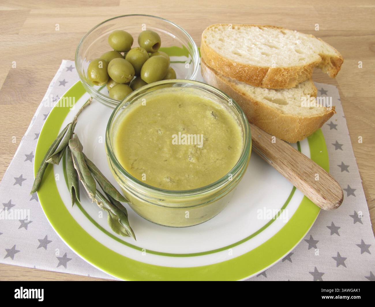 Baguette avec confiture d'olives vertes Banque D'Images