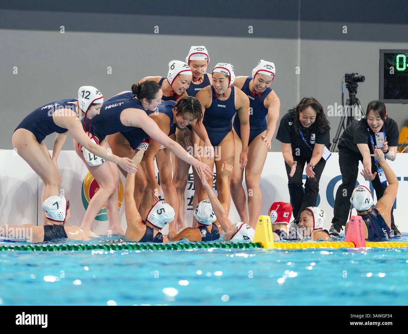 Chengdu, province chinoise du Sichuan. 20 avril 2025. Les joueuses du Japon célèbrent après avoir remporté le match de classement entre le Japon et la Chine lors de la finale de la Coupe du monde de water-polo féminine 2025 à Chengdu, dans la province du Sichuan, au sud-ouest de la Chine, le 20 avril 2025. Crédit : Wang Xi/Xinhua/Alamy Live News Banque D'Images