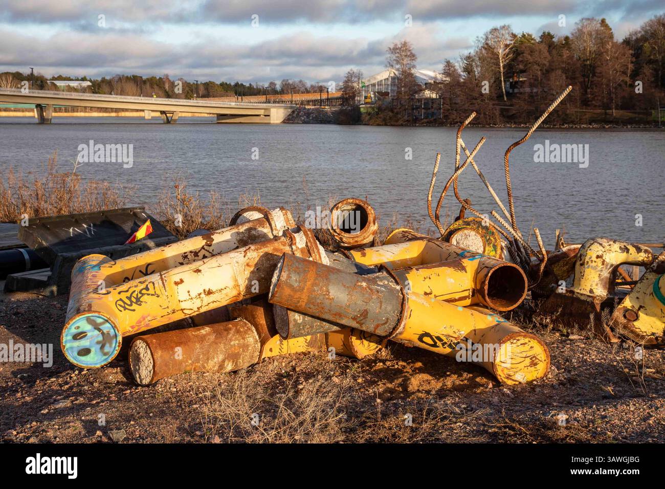 Déchets de démolition. Vieux pollards ou points d'amarrage à Nihti, ancien port de fret de Sompasaari, à Helsinki, Finlande. Banque D'Images