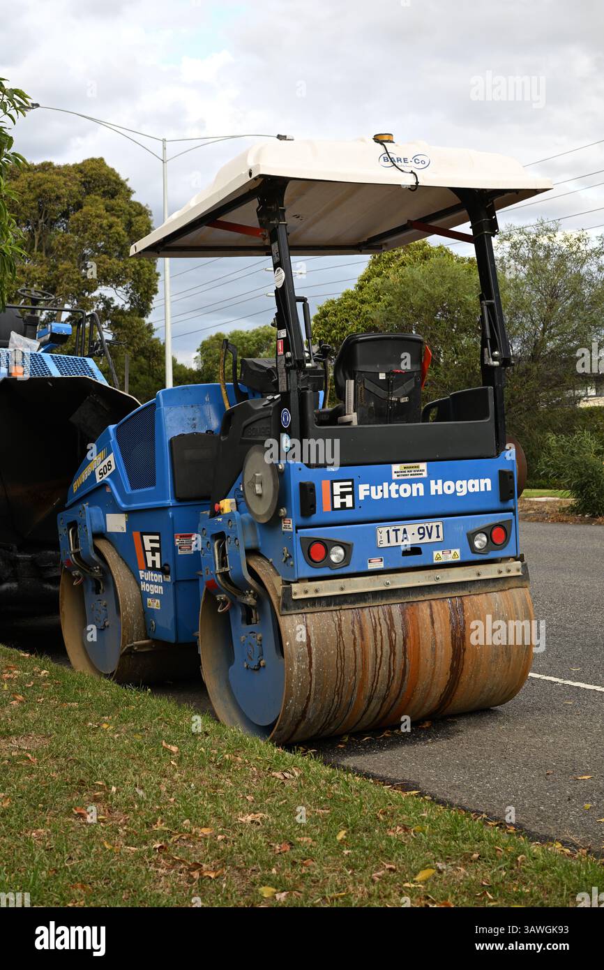 Vue arrière d'un rouleau tandem bleu BOMAG BW 138 AD stationné sur le bord d'une route Banque D'Images