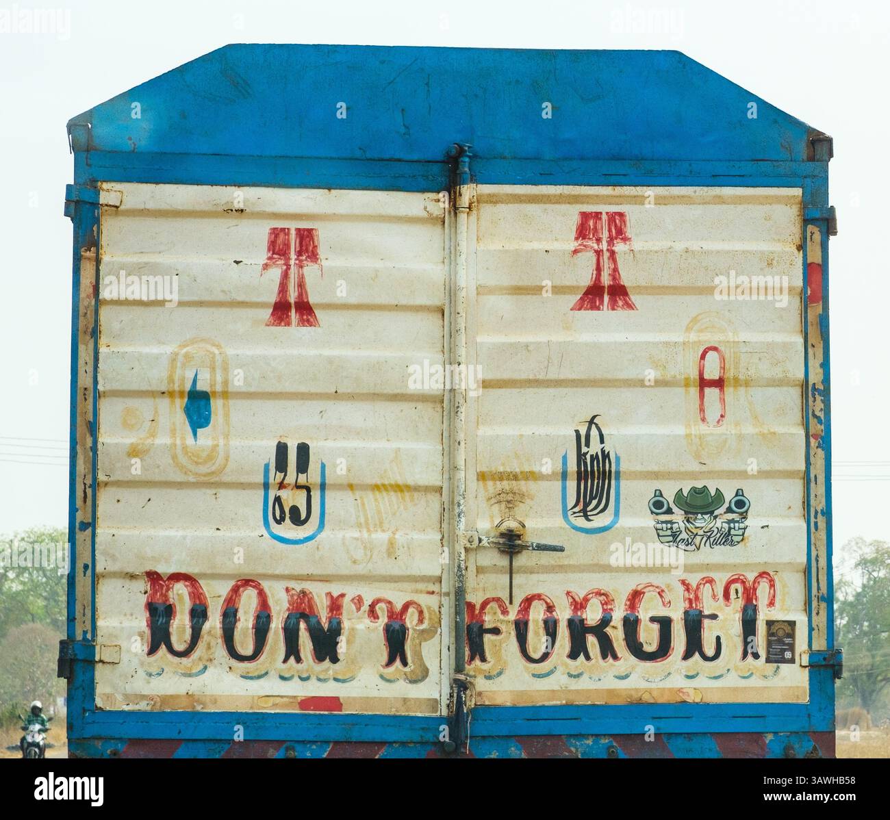 Ghana. Devise « N'oubliez pas » peinte à l'arrière du camion. Banque D'Images