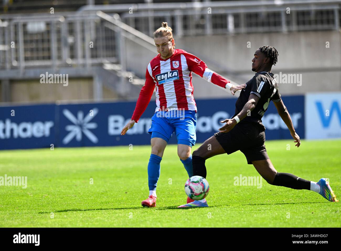 19.4.2025 Wuppertal, Stadion am Zoo, GER, Regionalliga West, Wuppertaler SV v. Bor. Mönchengladbach les règlements de la DFB-Regionalliga West U23 interdisent toute utilisation de photographies comme séquences d'images et/ou quasi-vidéo im Bild Kevin Hagemann ( Wuppertaler SV #9 ) gegen Charles Kwablan Herrmann ( Bor. Mönchengl. U23 #34 ). Foto © Nordphoto GmbH/Freund Banque D'Images