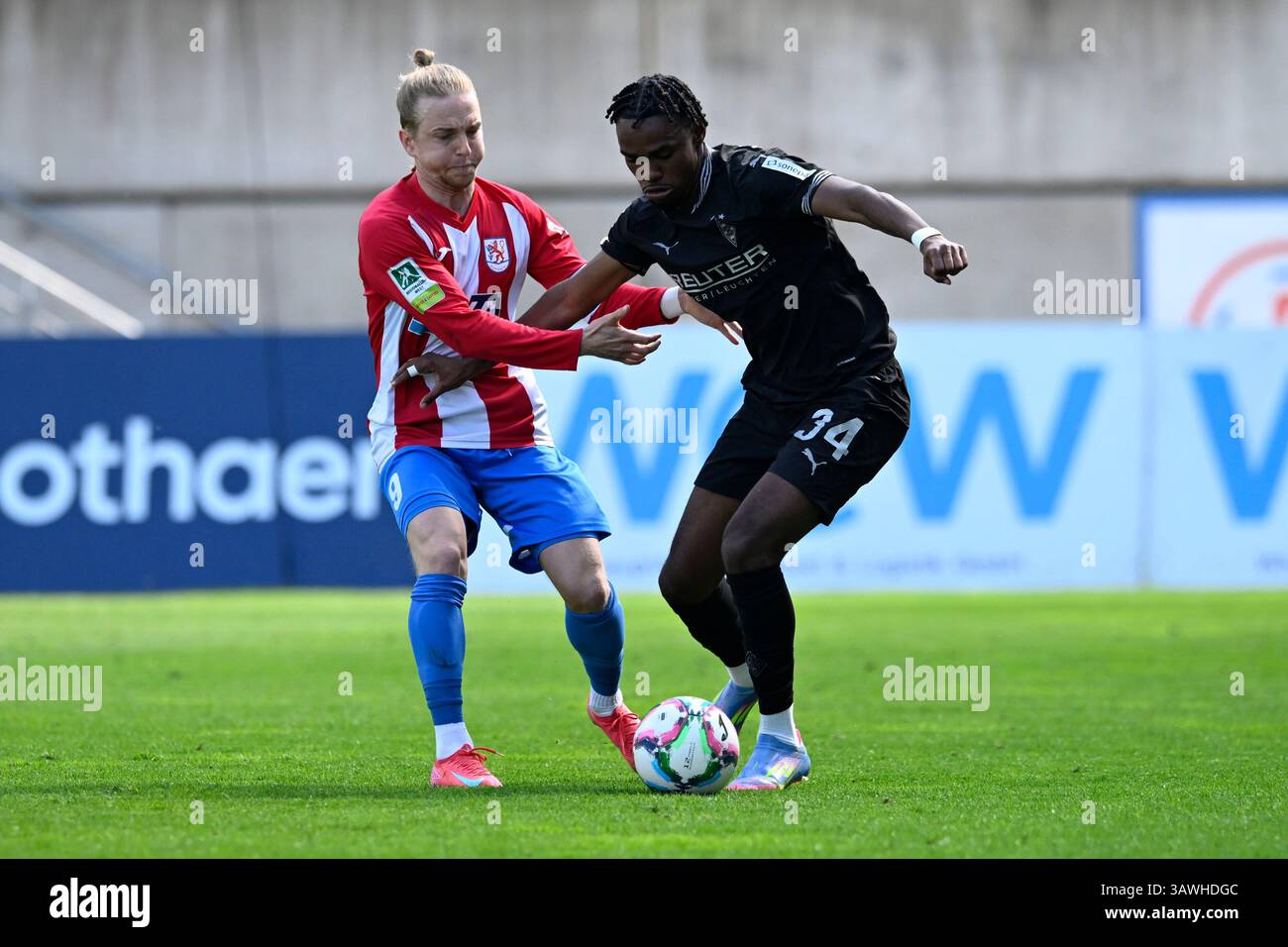 19.4.2025 Wuppertal, Stadion am Zoo, GER, Regionalliga West, Wuppertaler SV v. Bor. Mönchengladbach les règlements de la DFB-Regionalliga West U23 interdisent toute utilisation de photographies comme séquences d'images et/ou quasi-vidéo im Bild Kevin Hagemann ( Wuppertaler SV #9 ) gegen Charles Kwablan Herrmann ( Bor. Mönchengl. U23 #34 ). Foto © Nordphoto GmbH/Freund Banque D'Images