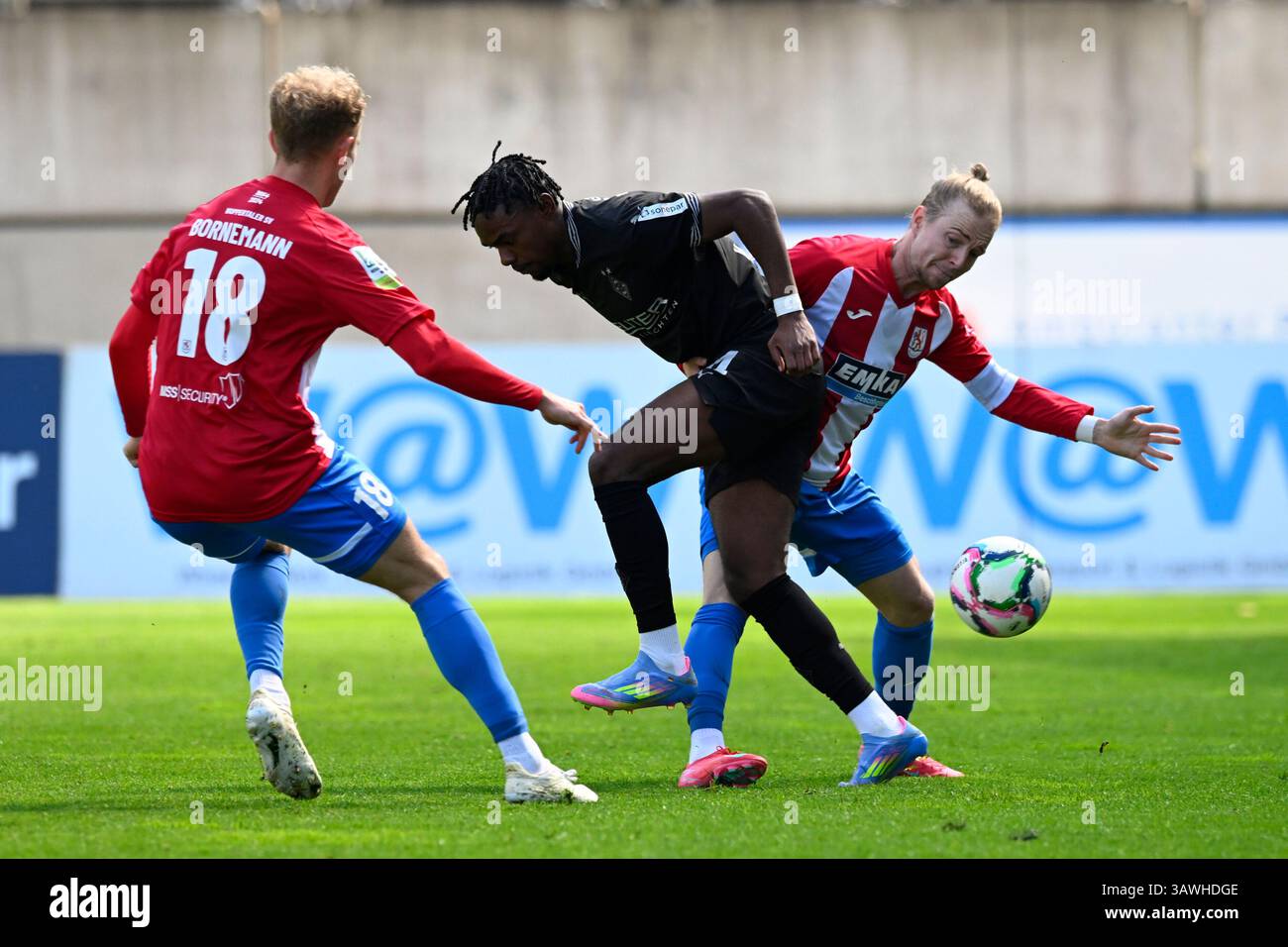 19.4.2025 Wuppertal, Stadion am Zoo, GER, Regionalliga West, Wuppertaler SV v. Bor. Mönchengladbach la réglementation U23 DFB- Regionalliga West interdit toute utilisation de photographies comme séquences d'images et/ou quasi-vidéo im Bild Kevin Hagemann ( Wuppertaler SV #9 ) und Timo Bornemann ( Wuppertaler SV #18 ) gegen Charles Kwablan Herrmann ( Bor. Mönchengl. U23 #34 ). Foto © Nordphoto GmbH/Freund Banque D'Images