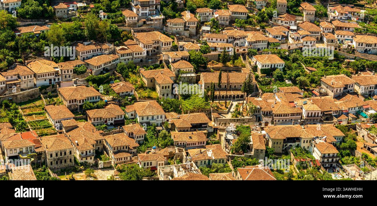 Vu d’en haut, les toits de l’époque ottomane de Berat forment une tapisserie de maisons mitoyennes dans le sud-ouest de l’Albanie. Banque D'Images