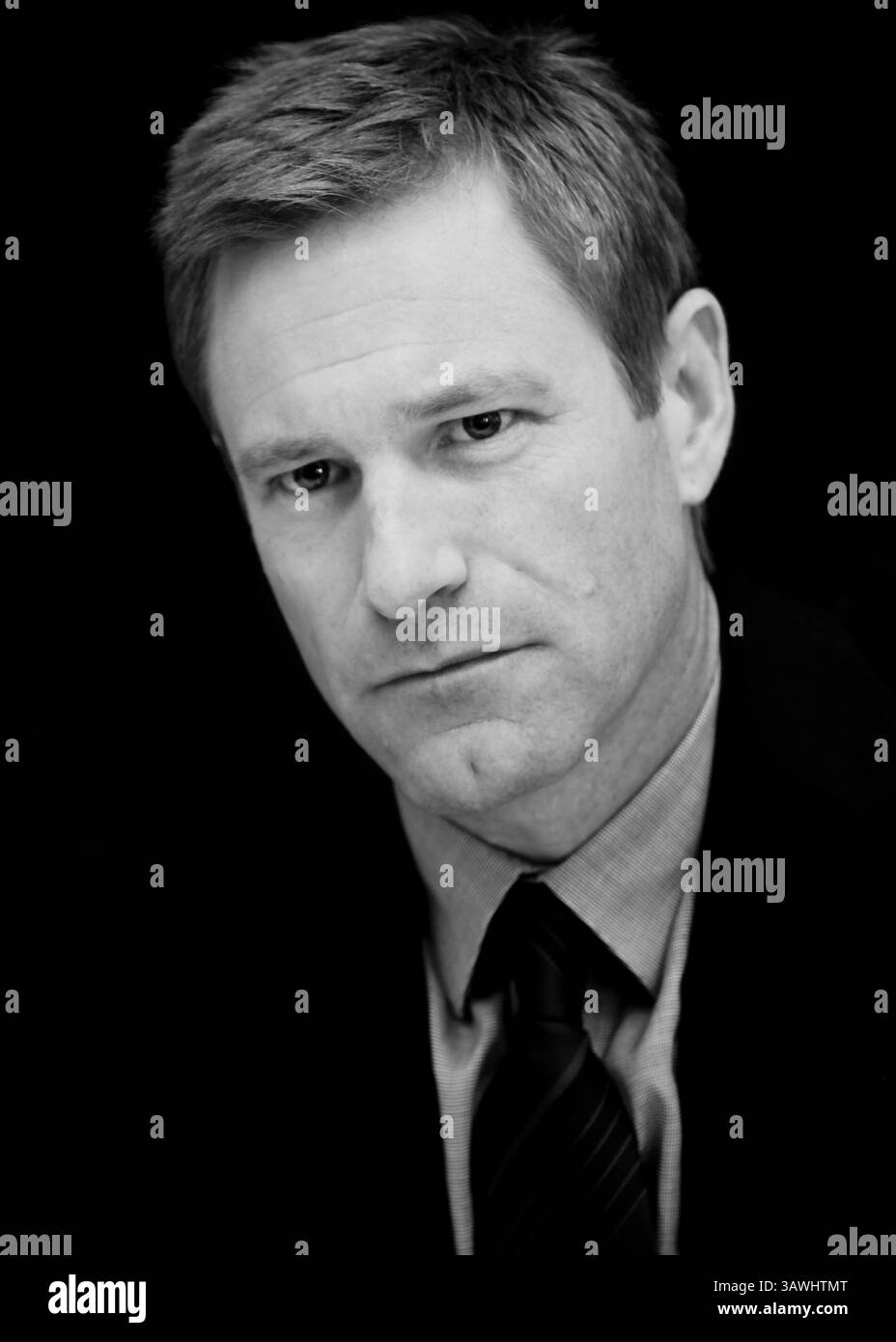 8 décembre 2010 - Hollywood, Californie, États-Unis - AARON ECKHART fait la promotion du film Rabbit Hole. Aaron Edward Eckhart Aaron Edward Eckhart (né le 12 mars 1968) est un acteur de cinéma et de théâtre américain. Né en Californie, il a déménagé au Royaume-Uni à l'âge de 13 ans, lorsque son père a déménagé la famille. Plusieurs années plus tard, il commence sa carrière d'acteur en jouant dans des pièces de théâtre scolaires, avant de déménager à Sydney, en Australie. Eckhart a gagné une large reconnaissance en tant que George dans le film acclamé par la critique de Steven Soderbergh Erin Brockovich (2000), et en 2006 a reçu une nomination au Golden Globe du meilleur acteur pour son interprétation de Nick Nay Banque D'Images