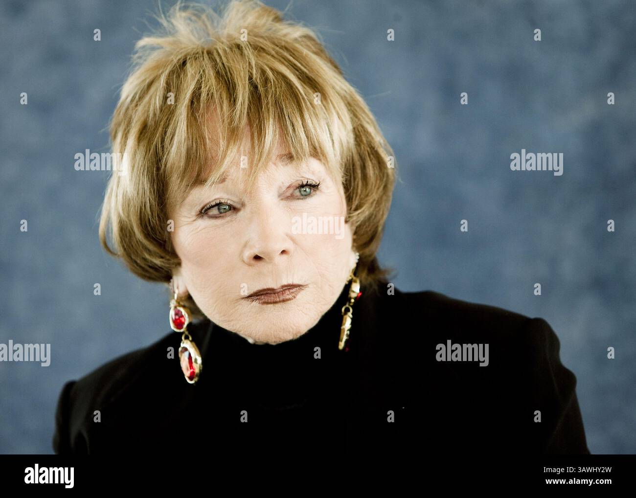 13 janvier 2010 - Hollywood, Californie, États-Unis - SHIRLEY MACLAINE promeut la Saint-Valentin Shirley MacLaine (née Shirley MacLean Beaty le 24 avril 1934) est une actrice, chanteuse, danseuse, activiste et auteure américaine de cinéma, télévision et théâtre. Lauréate d'un Academy Award, MacLaine a reçu le 40e AFI Life Achievement Award de l'American film Institute en 2012, et a reçu les Kennedy Center Honors pour sa contribution à la culture américaine à travers les arts de la scène en 2013. Elle est connue pour ses croyances New Age et s'intéresse à la spiritualité et à la réincarnation. Elle a écrit Banque D'Images