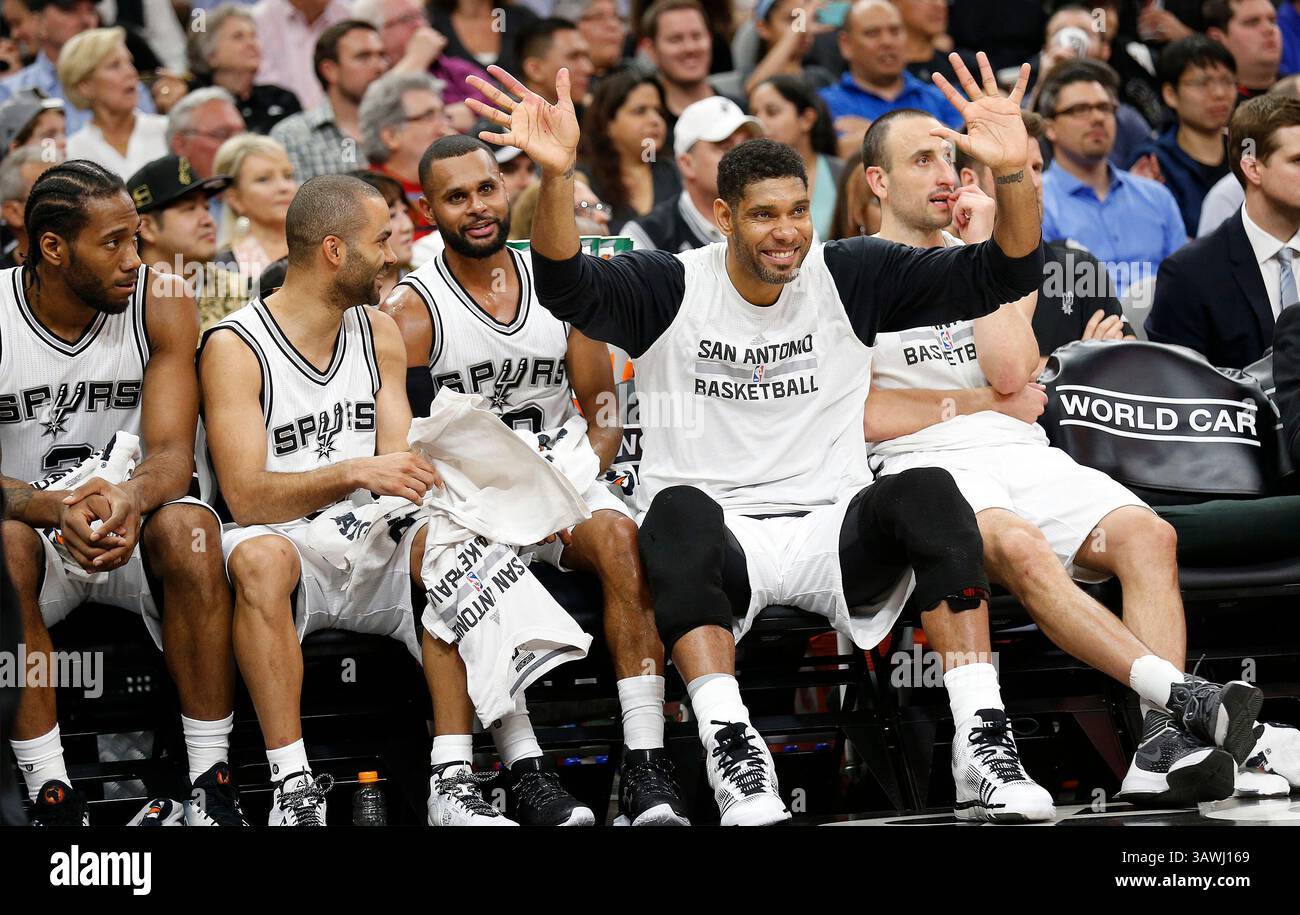 15 mars 2016 - San Antonio, Texas, États-Unis - Tim Duncan (21 ans) des Spurs s'amuse un peu sur le banc alors que les Spurs s'éloignaient des Clippers de Los Angeles au AT&T Center le mardi 15 mars 2016. Les Spurs battent les Clippers 108-87. (Crédit image : © San Antonio Express-News via ZUMA Wire) Banque D'Images
