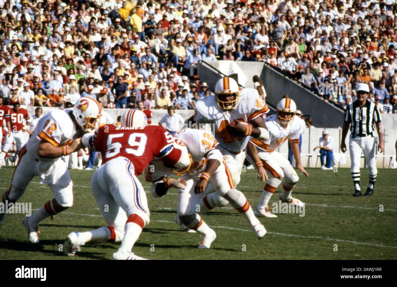 Tampa, Floride, États-Unis - match 14 : Ed Williams (#43) court la balle alors que les Bucs perdent face aux Patriots de la Nouvelle-Angleterre 31-14 au stade de Tampa. (12/12/1976) (crédit image : © Staff/Tampa Bay Times via ZUMA Wire) Banque D'Images