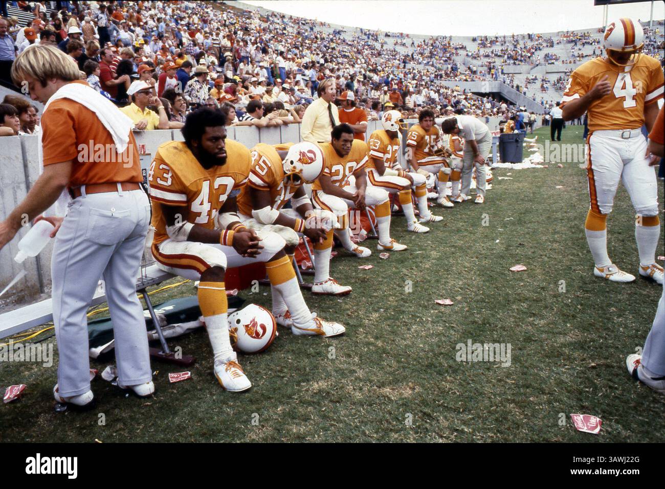 Tampa, Floride, États-Unis - match 6 : Ed Williams (#43) est assis sur la touche alors que les Bucs perdent face aux Green Bay Packers 13-0 au stade de Tampa. (23/10/1977) (crédit image : © Staff/Tampa Bay Times via ZUMA Wire) Banque D'Images