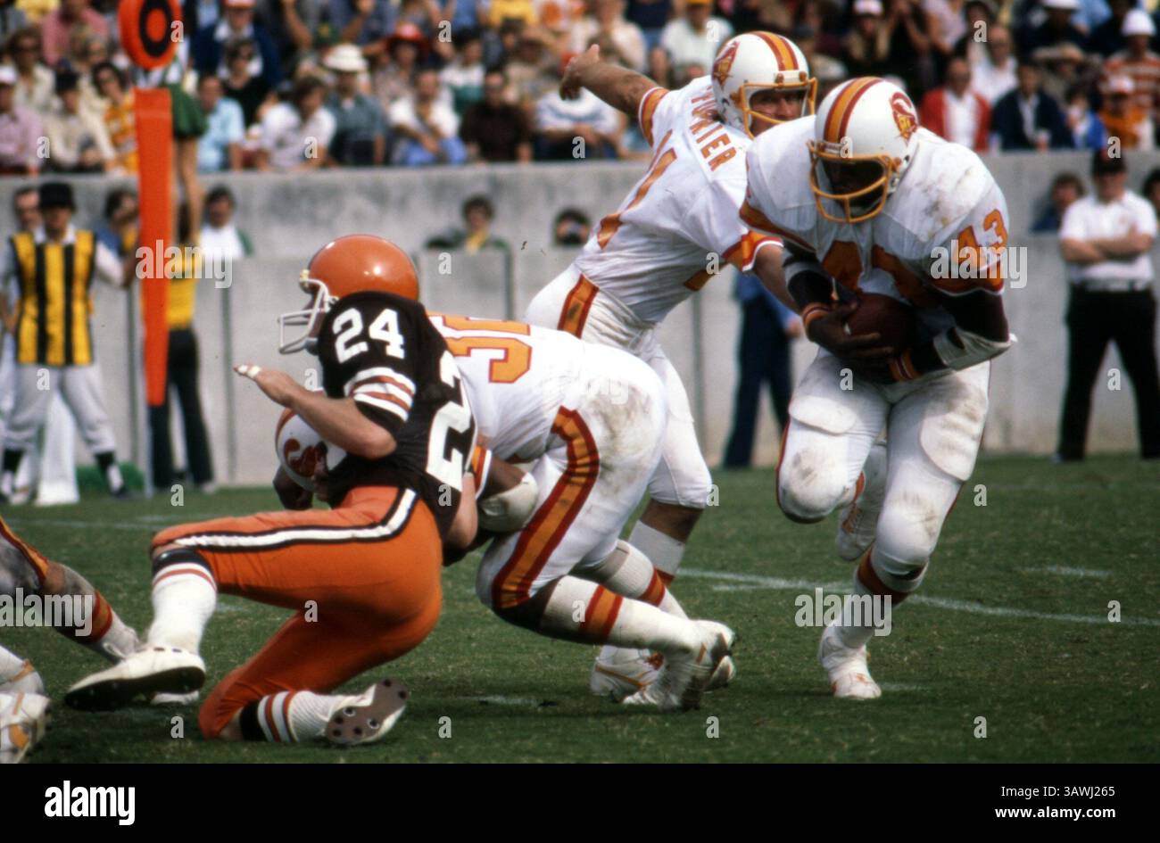 Tampa, Floride, États-Unis - match 11 : Ed Williams (#43) court la balle alors que les Bucs perdent face aux Browns de Cleveland 24-7 au stade de Tampa. (21/11/1976) (crédit image : © Staff/Tampa Bay Times via ZUMA Wire) Banque D'Images