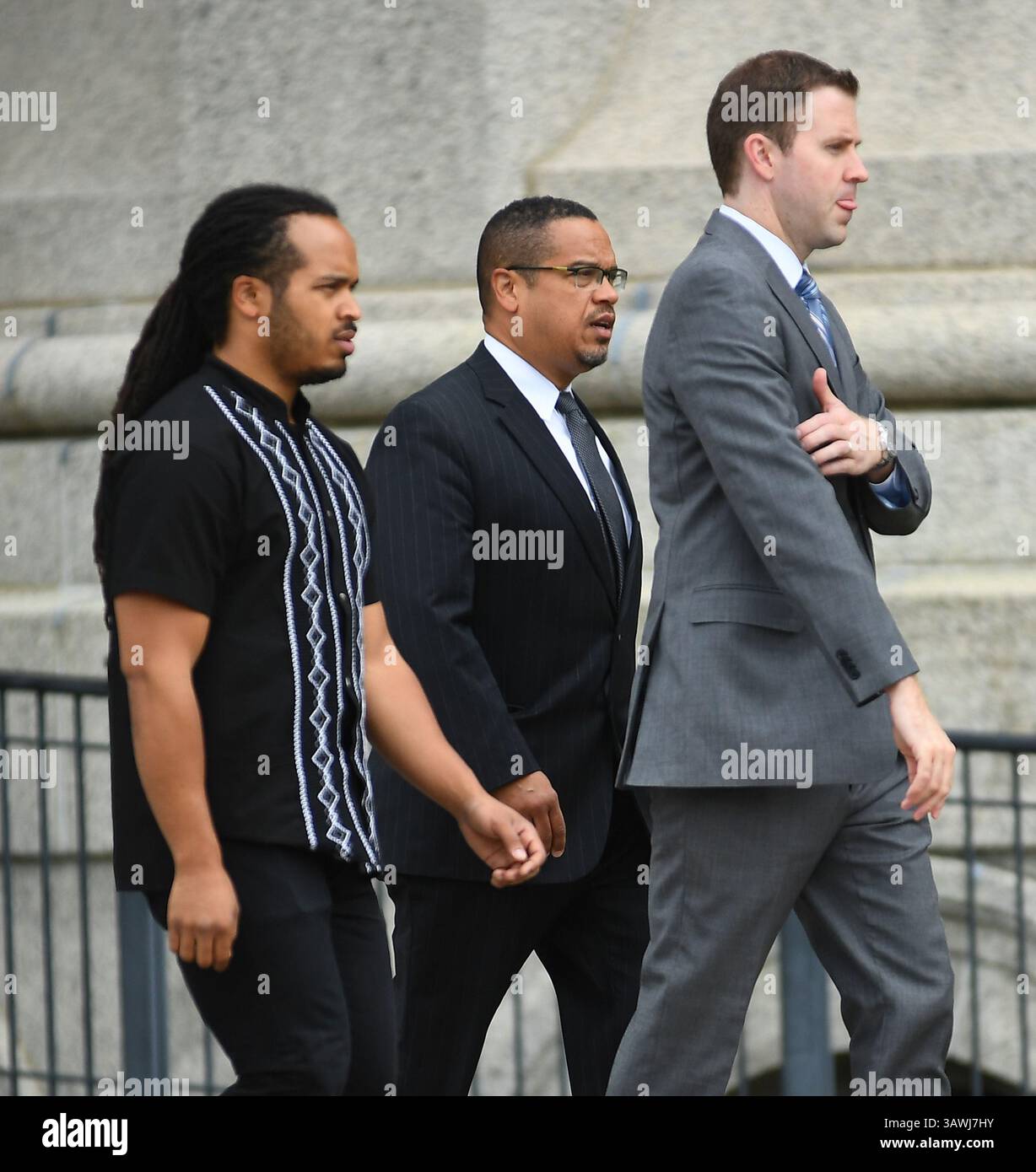 14 juillet 2016 - réunissant Paul, MN, USA - Rep. Keith Ellison et son fils, Jeremiah, arrivent aux funérailles de Philando Castile à la Cathédrale Paul à offert Paul, Minn., le jeudi 14 juillet 2016. (Crédit image : © Aaron Lavinsky/TNS via ZUMA Wire) Banque D'Images