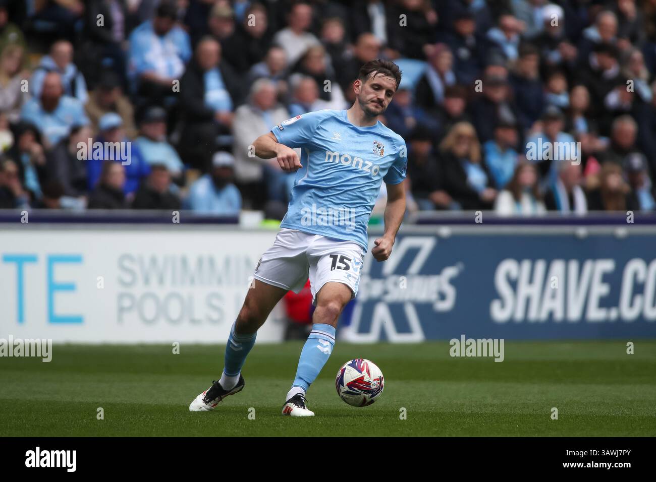 Liam Kitching de Coventry City dribble avec le ballon lors du match de championnat EFL entre Coventry City et West Bromwich Albion Banque D'Images