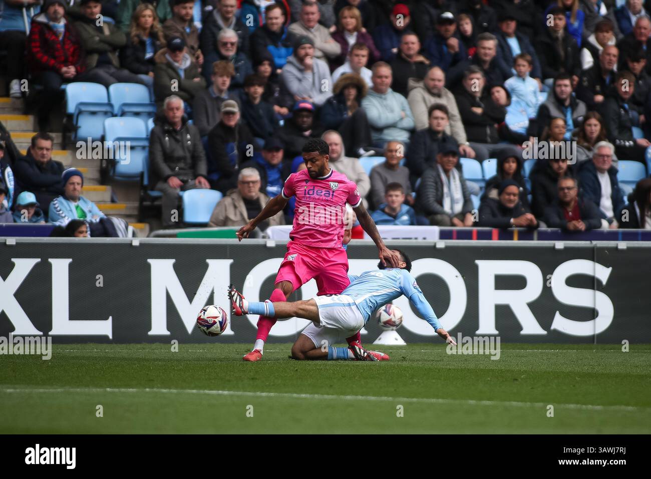 Jay Dasilva de Coventry City affronte Darnell Furlong de West Bromwich Albion lors du match du championnat EFL Banque D'Images
