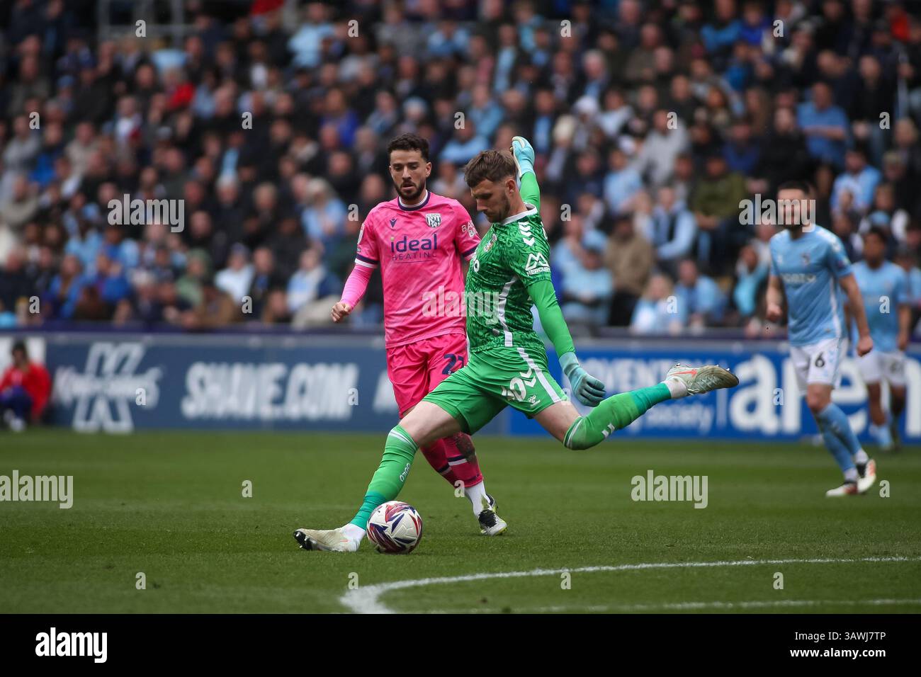 Mikey Johnston de West Bromwich Albion fait pression sur Bradley Collins de Coventry City pendant le match de championnat EFL Banque D'Images