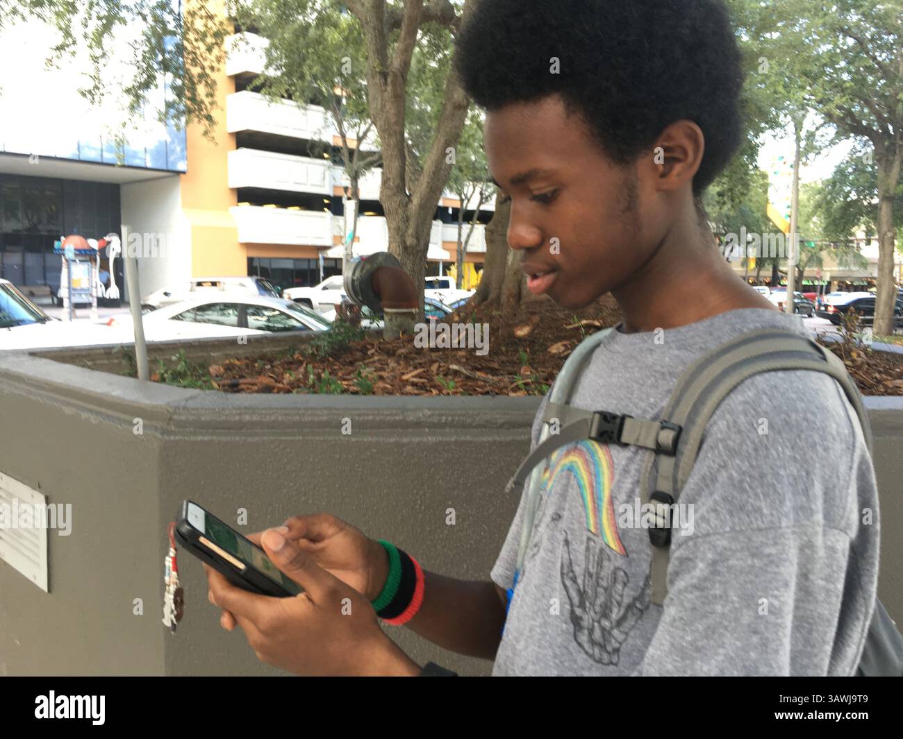 15 juillet 2016 - Petersburg, Florida, U.S. - Kasamba Kokayi, 16 ans et de Petersburg, quelques instants après avoir attrapé un Doduo dans l'application PokÃ©mon GO sur son smartphone. Kokayi monte régulièrement sa planche à roulettes sur Central Avenue pour frapper PokÃ©stops et attraper les monstres de poche fictifs. (Crédit image : © Sara Dinatale/Tampa Bay Times via ZUMA Wire) Banque D'Images