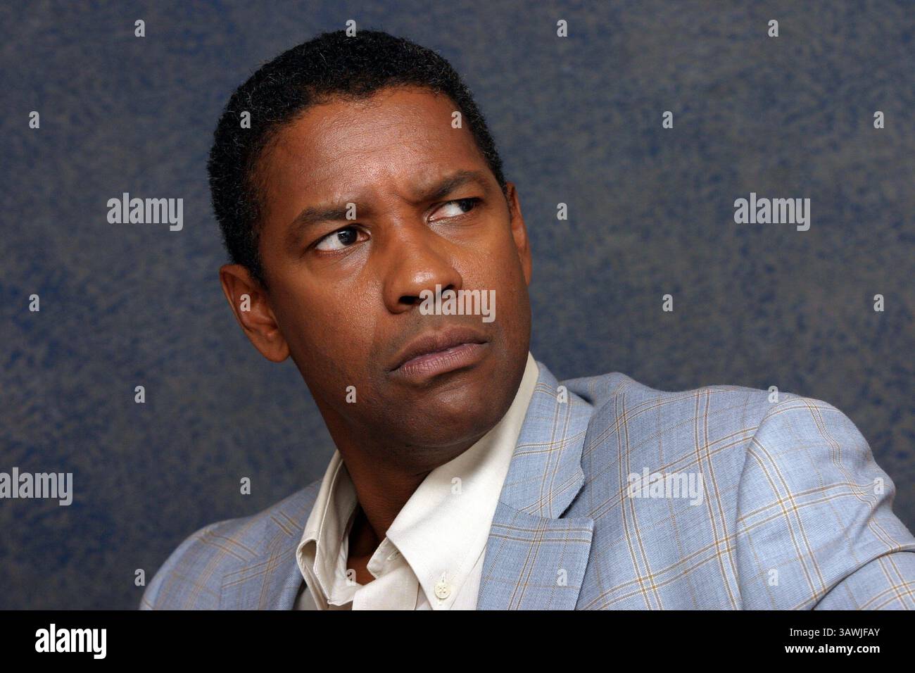 16 juillet 2004 - Hollywood, Californie, États-Unis - DENZEL WASHINGTON fait la promotion du candidat mandchurien Denzel Hayes Washington, Jr (né le 28 décembre 1954) est un acteur, réalisateur et producteur américain. Il a reçu trois Golden Globe Awards, un Tony Award et deux Academy Awards : meilleur acteur dans un second rôle pour le film dramatique de guerre historique Glory (1989) et meilleur acteur pour son rôle de flic corrompu dans le thriller crime Training Day (2001). Washington a reçu beaucoup d'éloges de la critique pour son travail cinématographique depuis les années 1980, y compris ses représentations de personnages réels tels que South African an Banque D'Images