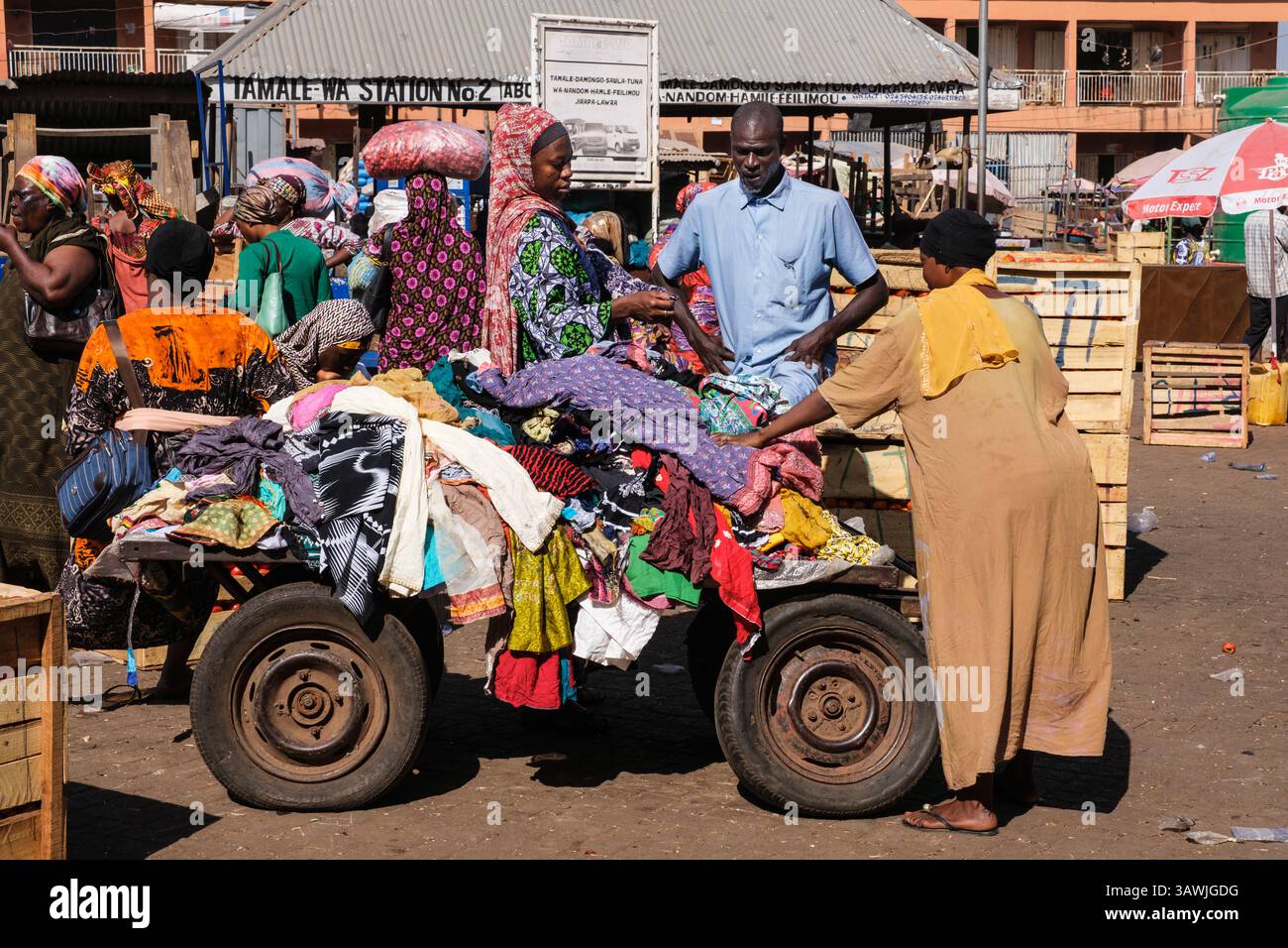 Ghana, Tamale. Scène du marché central. Vêtements usagés à vendre. Banque D'Images