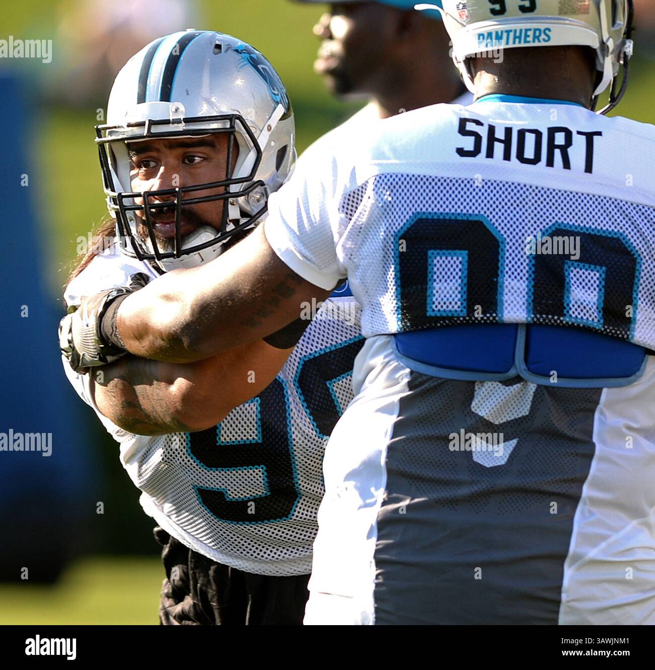 28 juillet 2016 - Spartanburg, SC, États-Unis - les hommes de ligne défensifs des Carolina Panthers Star Lotulelei, à gauche, et Kawann Short, à droite, travaillent sur un exercice pendant l'entraînement le jeudi 28 juillet 2016, au Wofford College de Spartanburg, SC (crédit image : © Jeff Siner/TNS via ZUMA Wire) Banque D'Images