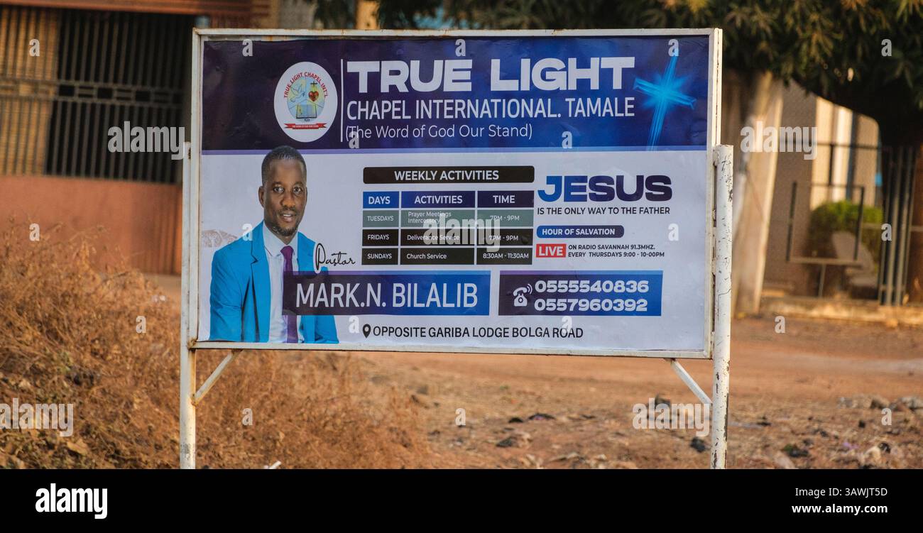 Ghana, Tamale. Panneau d'affichage annonçant le service religieux chrétien. Banque D'Images