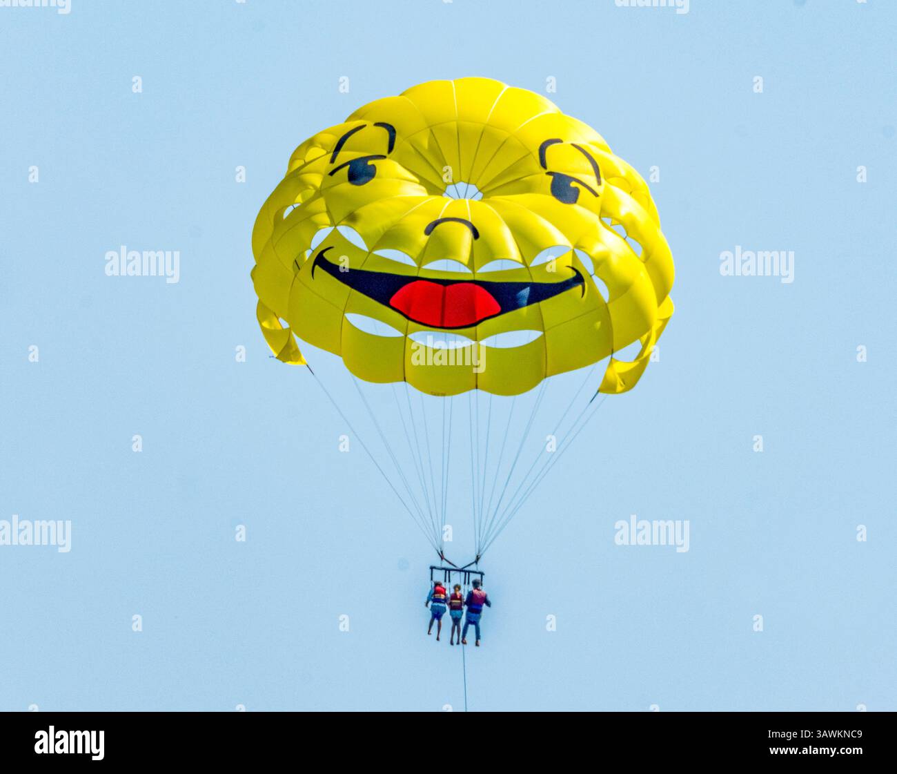 Trois personnes parachute ascensionnel, Paphos, Chypre Banque D'Images