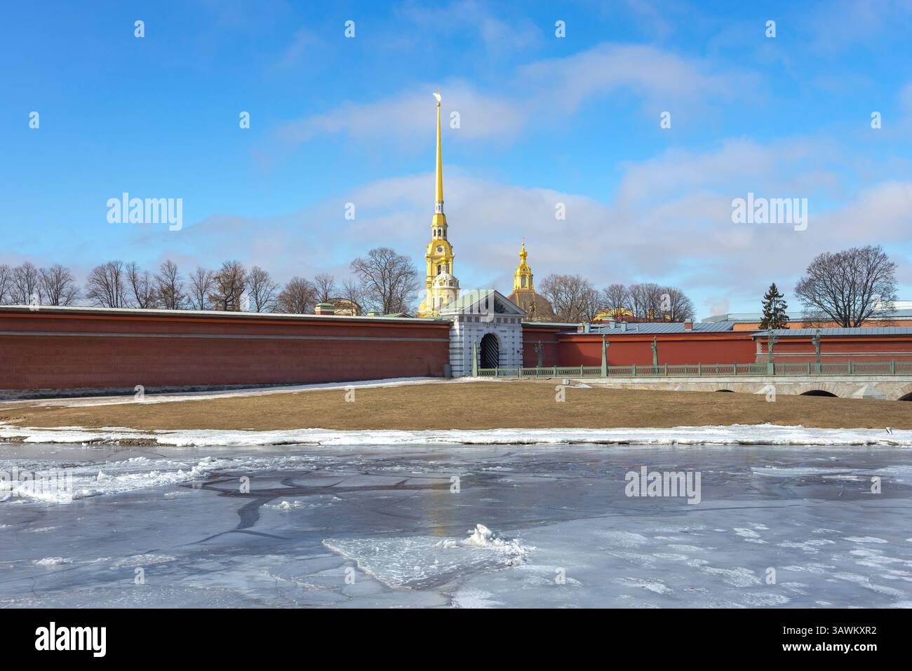Vue sur les portes de la forteresse Pierre et Paul un jour de printemps. Saint-Pétersbourg Banque D'Images