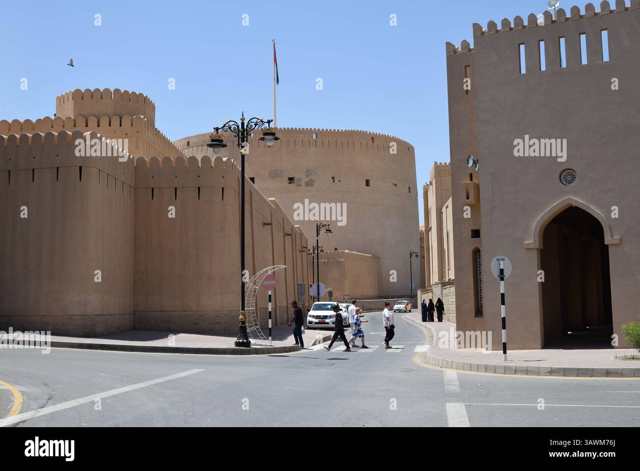 Nizwa, Oman - 6 avril 2025 : Bahla abrite l'une des plus anciennes forteresses du pays, le Fort Bahla du XIIIe siècle, qui est un patrimoine mondial de l'UNESCO Banque D'Images