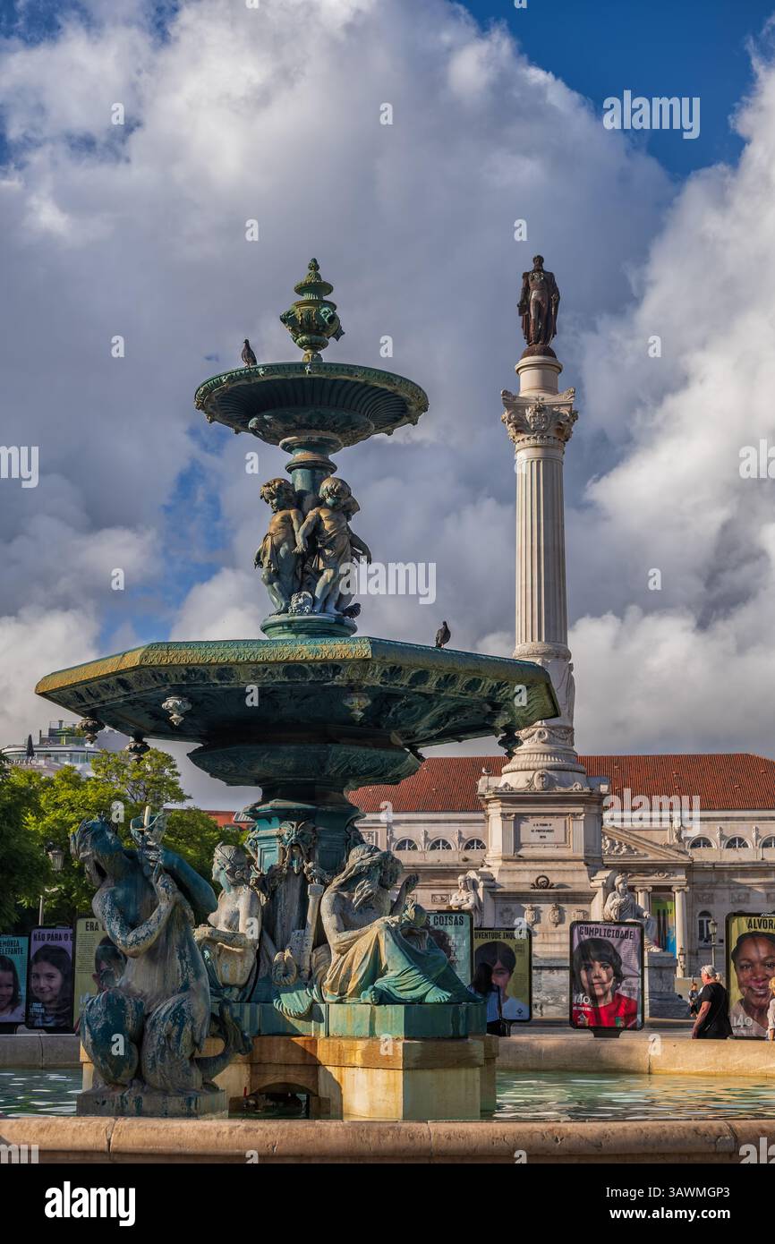 Rossio Square dans la ville de Lisbonne, Portugal. Fontaine Sud et colonne de Dom Pedro IV. Banque D'Images