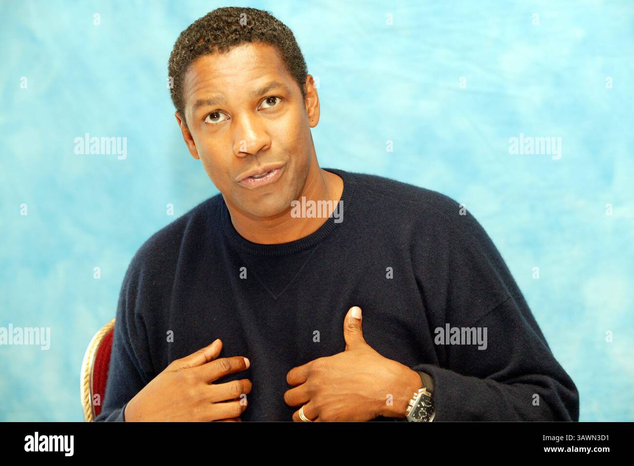 7 septembre 2003 - Toronto, Canada - DENZEL WASHINGTON fait la promotion de Out of Time au Festival du film de Toronto. Denzel Hayes Washington, Jr. (né le 28 décembre 1954) est un acteur, réalisateur et producteur américain. Il a reçu trois Golden Globe Awards, un Tony Award et deux Academy Awards : meilleur acteur dans un second rôle pour le film dramatique de guerre historique Glory (1989) et meilleur acteur pour son rôle de flic corrompu dans le thriller crime Training Day (2001). Washington a reçu beaucoup d'éloges de la critique pour son travail cinématographique depuis les années 1980, y compris ses représentations de personnages réels tels que South Banque D'Images
