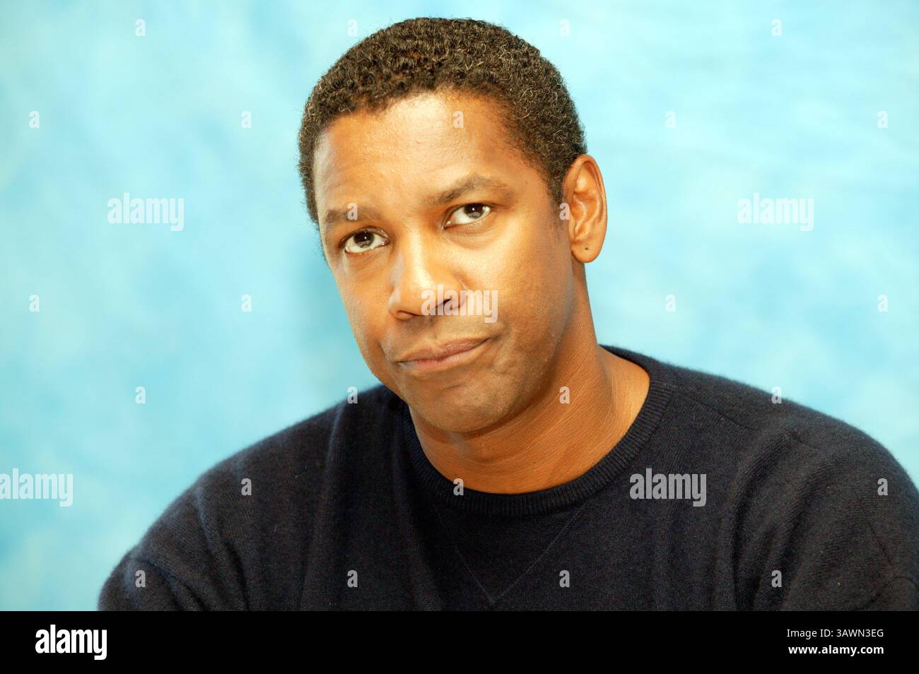 7 septembre 2003 - Toronto, Canada - DENZEL WASHINGTON fait la promotion de Out of Time au Festival du film de Toronto. Denzel Hayes Washington, Jr. (né le 28 décembre 1954) est un acteur, réalisateur et producteur américain. Il a reçu trois Golden Globe Awards, un Tony Award et deux Academy Awards : meilleur acteur dans un second rôle pour le film dramatique de guerre historique Glory (1989) et meilleur acteur pour son rôle de flic corrompu dans le thriller crime Training Day (2001). Washington a reçu beaucoup d'éloges de la critique pour son travail cinématographique depuis les années 1980, y compris ses représentations de personnages réels tels que South Banque D'Images