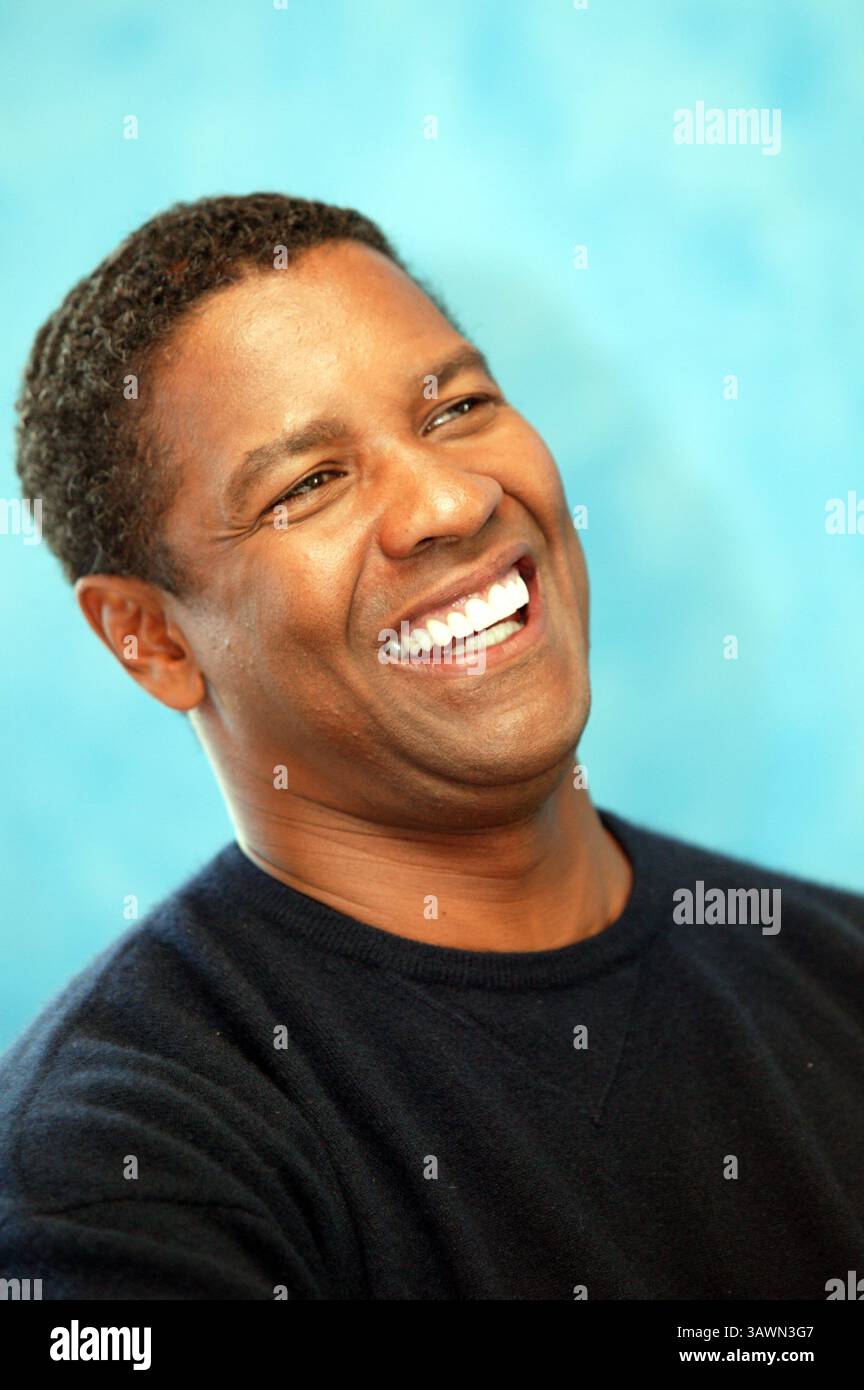 7 septembre 2003 - Toronto, Canada - DENZEL WASHINGTON fait la promotion de Out of Time au Festival du film de Toronto. Denzel Hayes Washington, Jr. (né le 28 décembre 1954) est un acteur, réalisateur et producteur américain. Il a reçu trois Golden Globe Awards, un Tony Award et deux Academy Awards : meilleur acteur dans un second rôle pour le film dramatique de guerre historique Glory (1989) et meilleur acteur pour son rôle de flic corrompu dans le thriller crime Training Day (2001). Washington a reçu beaucoup d'éloges de la critique pour son travail cinématographique depuis les années 1980, y compris ses représentations de personnages réels tels que South Banque D'Images