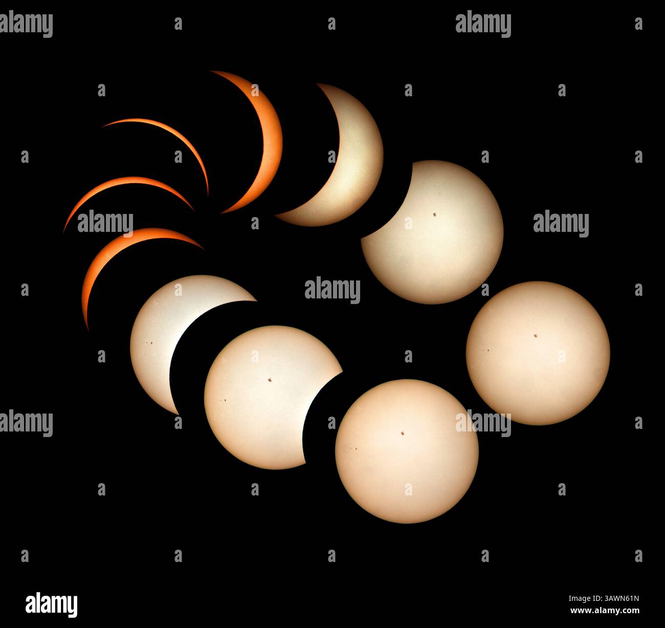 Séquence partielle d'éclipse solaire vue le 8 avril 2024 à Willard dans le sud-ouest du Missouri. L'image composite est disposée dans le sens des aiguilles d'une montre en forme elliptique. Banque D'Images