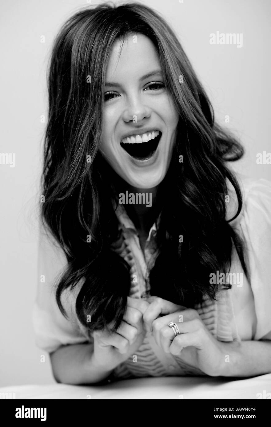 20 novembre 2004 - Hollywood, Californie, États-Unis - KATE BECKINSALE fait la promotion du film 'The Aviator'. Kathrin Romary « Kate » Beckinsale (née le 26 juillet 1973) est une actrice britannique. Elle fait ses débuts au cinéma dans Much Ado About Nothing (1993) alors qu'elle est encore étudiante à l'Université d'Oxford. Elle apparaît ensuite dans des drames costumés britanniques tels que Prince of Jutland (1994), Cold Comfort Farm (1995), Emma (1996) et The Golden Bowl (2000), en plus de diverses productions scéniques et radiophoniques. Elle a commencé à chercher du travail cinématographique aux États-Unis à la fin des années 1990 et, après être apparue dans des drames à petite échelle The Last Days Banque D'Images