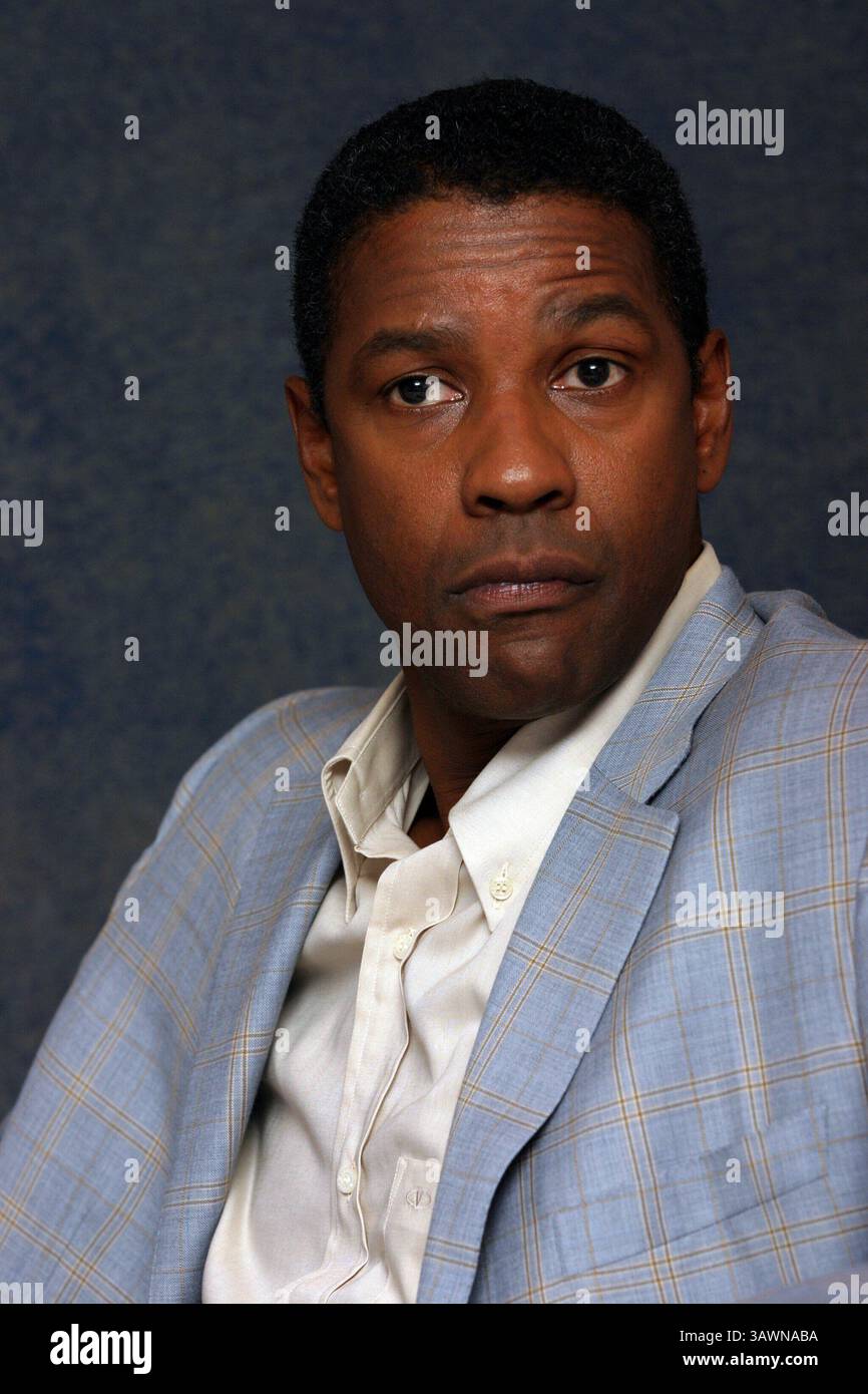 16 juillet 2004 - Hollywood, Californie, États-Unis - DENZEL WASHINGTON fait la promotion du candidat mandchurien Denzel Hayes Washington, Jr (né le 28 décembre 1954) est un acteur, réalisateur et producteur américain. Il a reçu trois Golden Globe Awards, un Tony Award et deux Academy Awards : meilleur acteur dans un second rôle pour le film dramatique de guerre historique Glory (1989) et meilleur acteur pour son rôle de flic corrompu dans le thriller crime Training Day (2001). Washington a reçu beaucoup d'éloges de la critique pour son travail cinématographique depuis les années 1980, y compris ses représentations de personnages réels tels que South African an Banque D'Images