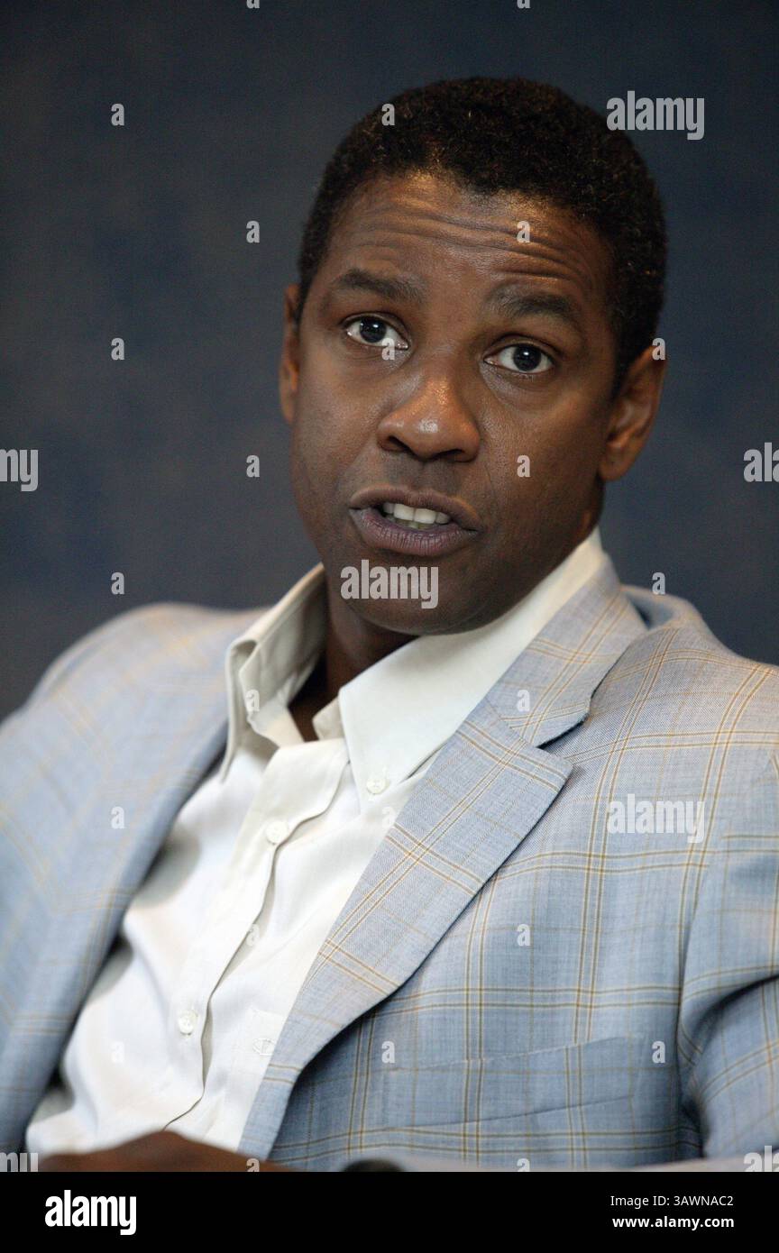 16 juillet 2004 - Hollywood, Californie, États-Unis - DENZEL WASHINGTON fait la promotion du candidat mandchurien Denzel Hayes Washington, Jr (né le 28 décembre 1954) est un acteur, réalisateur et producteur américain. Il a reçu trois Golden Globe Awards, un Tony Award et deux Academy Awards : meilleur acteur dans un second rôle pour le film dramatique de guerre historique Glory (1989) et meilleur acteur pour son rôle de flic corrompu dans le thriller crime Training Day (2001). Washington a reçu beaucoup d'éloges de la critique pour son travail cinématographique depuis les années 1980, y compris ses représentations de personnages réels tels que South African an Banque D'Images