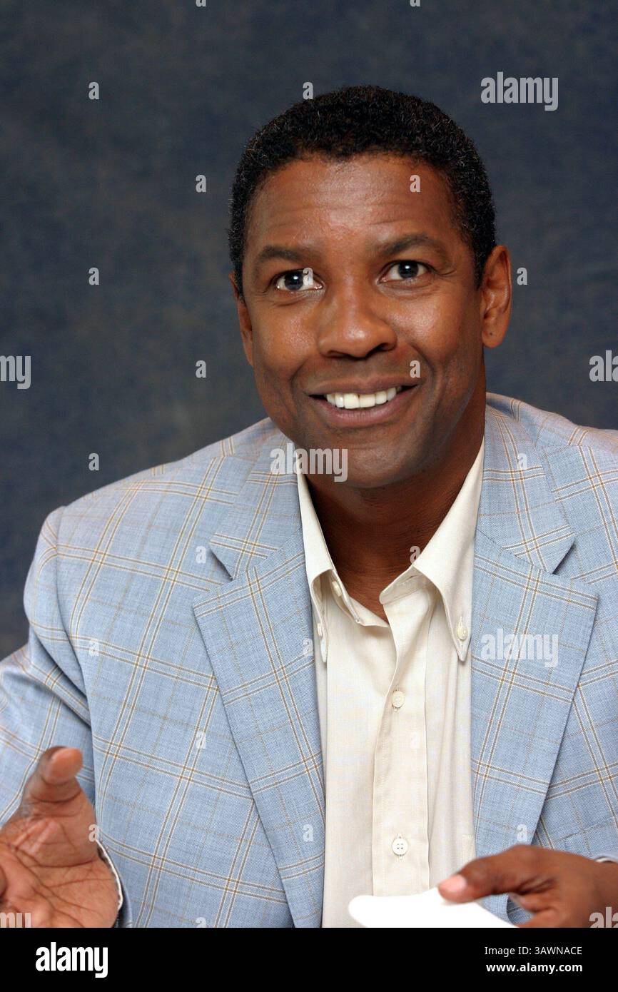 16 juillet 2004 - Hollywood, Californie, États-Unis - DENZEL WASHINGTON fait la promotion du candidat mandchurien Denzel Hayes Washington, Jr (né le 28 décembre 1954) est un acteur, réalisateur et producteur américain. Il a reçu trois Golden Globe Awards, un Tony Award et deux Academy Awards : meilleur acteur dans un second rôle pour le film dramatique de guerre historique Glory (1989) et meilleur acteur pour son rôle de flic corrompu dans le thriller crime Training Day (2001). Washington a reçu beaucoup d'éloges de la critique pour son travail cinématographique depuis les années 1980, y compris ses représentations de personnages réels tels que South African an Banque D'Images
