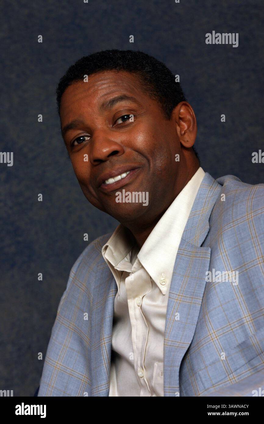 16 juillet 2004 - Hollywood, Californie, États-Unis - DENZEL WASHINGTON fait la promotion du candidat mandchurien Denzel Hayes Washington, Jr (né le 28 décembre 1954) est un acteur, réalisateur et producteur américain. Il a reçu trois Golden Globe Awards, un Tony Award et deux Academy Awards : meilleur acteur dans un second rôle pour le film dramatique de guerre historique Glory (1989) et meilleur acteur pour son rôle de flic corrompu dans le thriller crime Training Day (2001). Washington a reçu beaucoup d'éloges de la critique pour son travail cinématographique depuis les années 1980, y compris ses représentations de personnages réels tels que South African an Banque D'Images