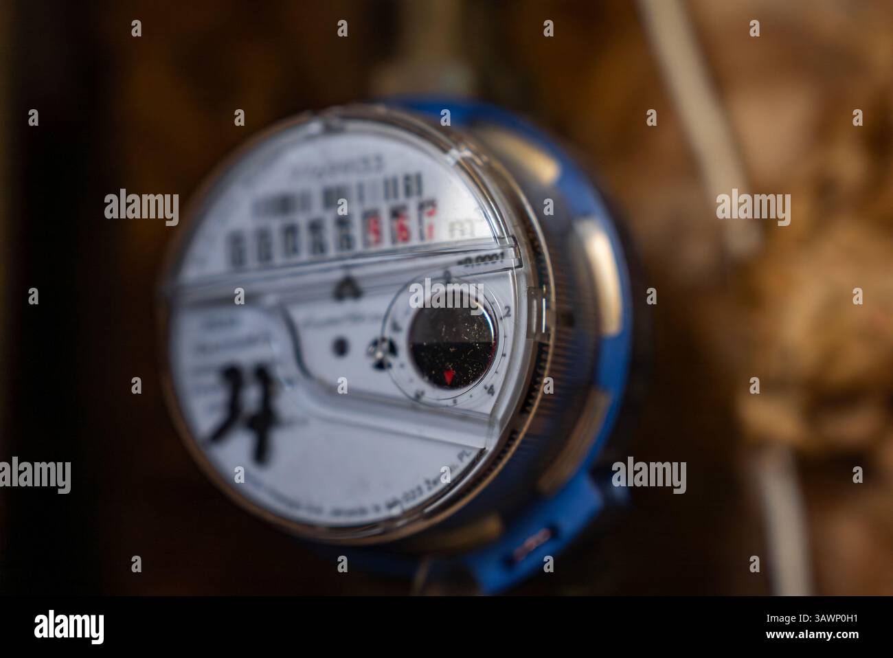 Gros plan du compteur d'eau avec couvercle transparent et boîtier bleu Banque D'Images