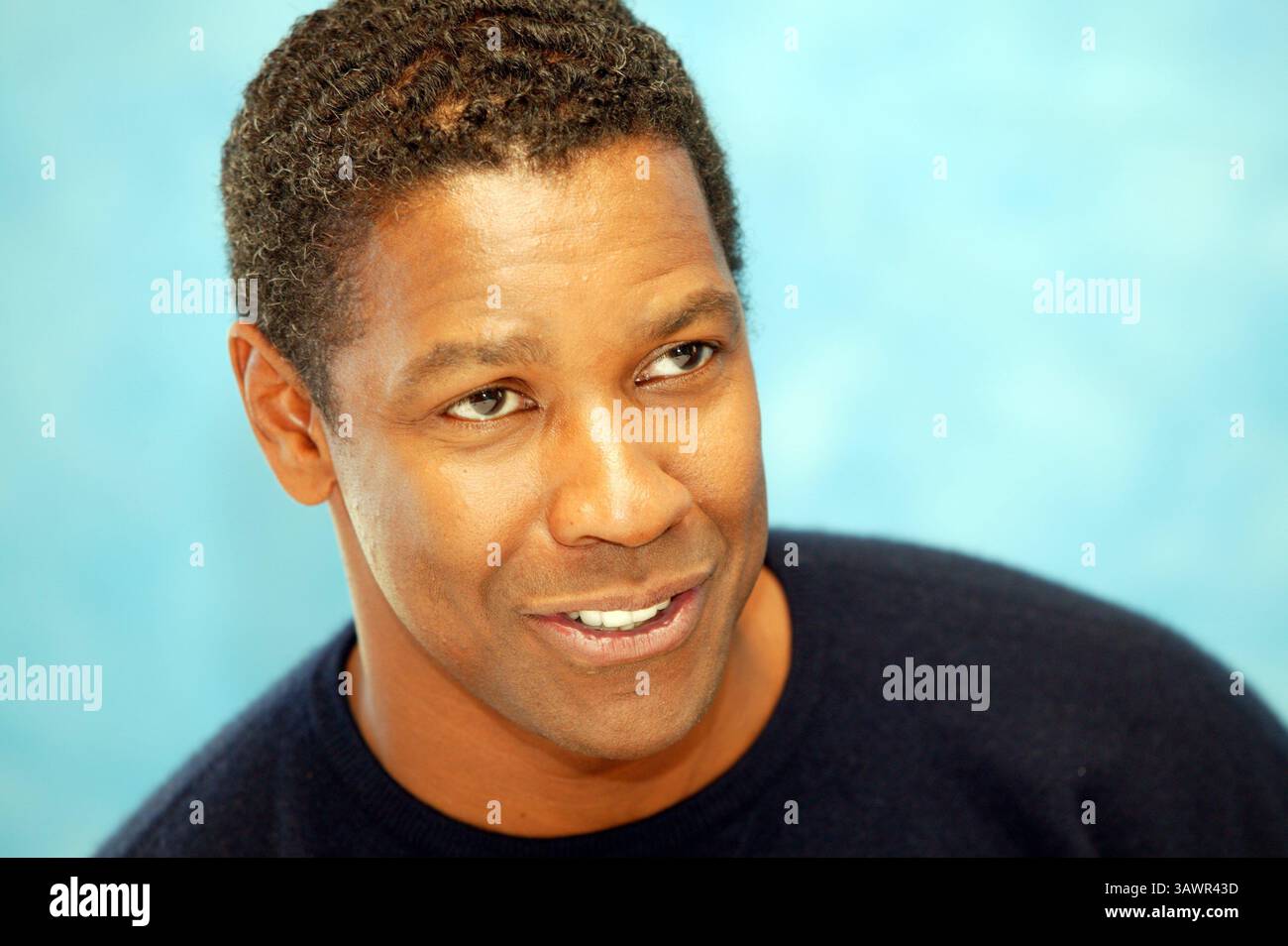 7 septembre 2003 - Toronto, Canada - DENZEL WASHINGTON fait la promotion de Out of Time au Festival du film de Toronto. Denzel Hayes Washington, Jr. (né le 28 décembre 1954) est un acteur, réalisateur et producteur américain. Il a reçu trois Golden Globe Awards, un Tony Award et deux Academy Awards : meilleur acteur dans un second rôle pour le film dramatique de guerre historique Glory (1989) et meilleur acteur pour son rôle de flic corrompu dans le thriller crime Training Day (2001). Washington a reçu beaucoup d'éloges de la critique pour son travail cinématographique depuis les années 1980, y compris ses représentations de personnages réels tels que South Banque D'Images