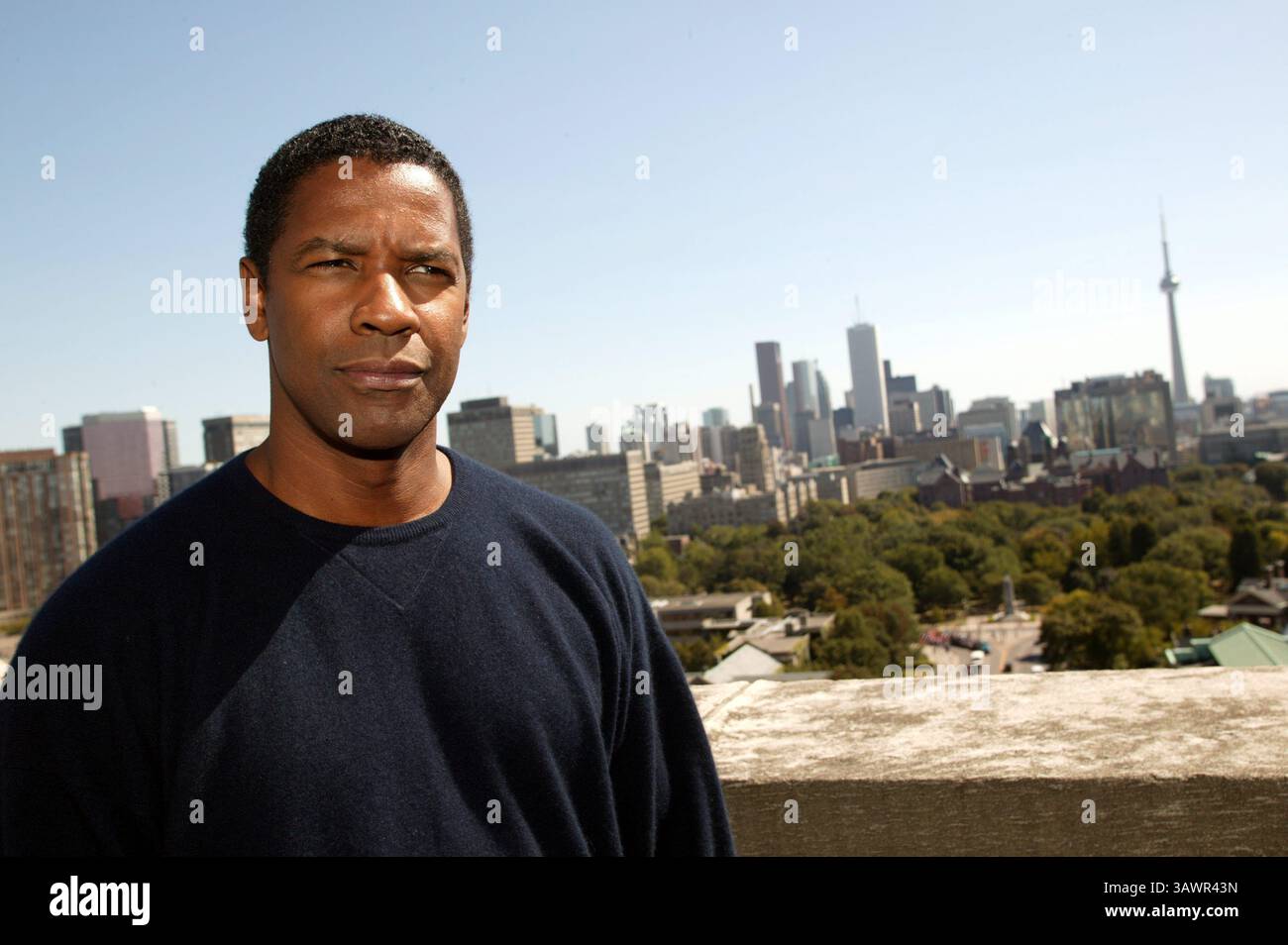7 septembre 2003 - Toronto, Canada - DENZEL WASHINGTON fait la promotion de Out of Time au Festival du film de Toronto. Denzel Hayes Washington, Jr. (né le 28 décembre 1954) est un acteur, réalisateur et producteur américain. Il a reçu trois Golden Globe Awards, un Tony Award et deux Academy Awards : meilleur acteur dans un second rôle pour le film dramatique de guerre historique Glory (1989) et meilleur acteur pour son rôle de flic corrompu dans le thriller crime Training Day (2001). Washington a reçu beaucoup d'éloges de la critique pour son travail cinématographique depuis les années 1980, y compris ses représentations de personnages réels tels que South Banque D'Images