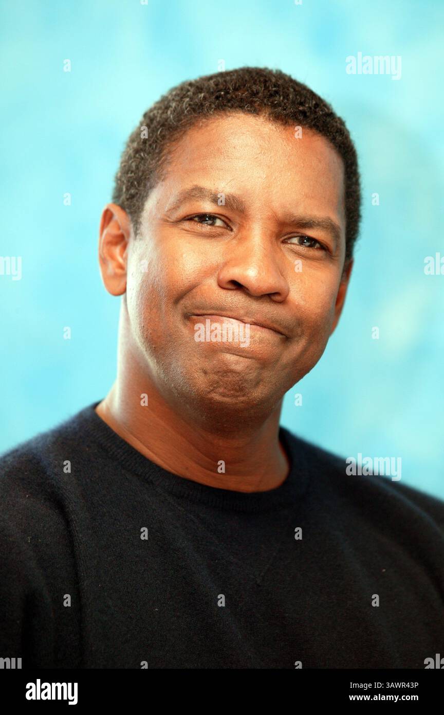 7 septembre 2003 - Toronto, Canada - DENZEL WASHINGTON fait la promotion de Out of Time au Festival du film de Toronto. Denzel Hayes Washington, Jr. (né le 28 décembre 1954) est un acteur, réalisateur et producteur américain. Il a reçu trois Golden Globe Awards, un Tony Award et deux Academy Awards : meilleur acteur dans un second rôle pour le film dramatique de guerre historique Glory (1989) et meilleur acteur pour son rôle de flic corrompu dans le thriller crime Training Day (2001). Washington a reçu beaucoup d'éloges de la critique pour son travail cinématographique depuis les années 1980, y compris ses représentations de personnages réels tels que South Banque D'Images