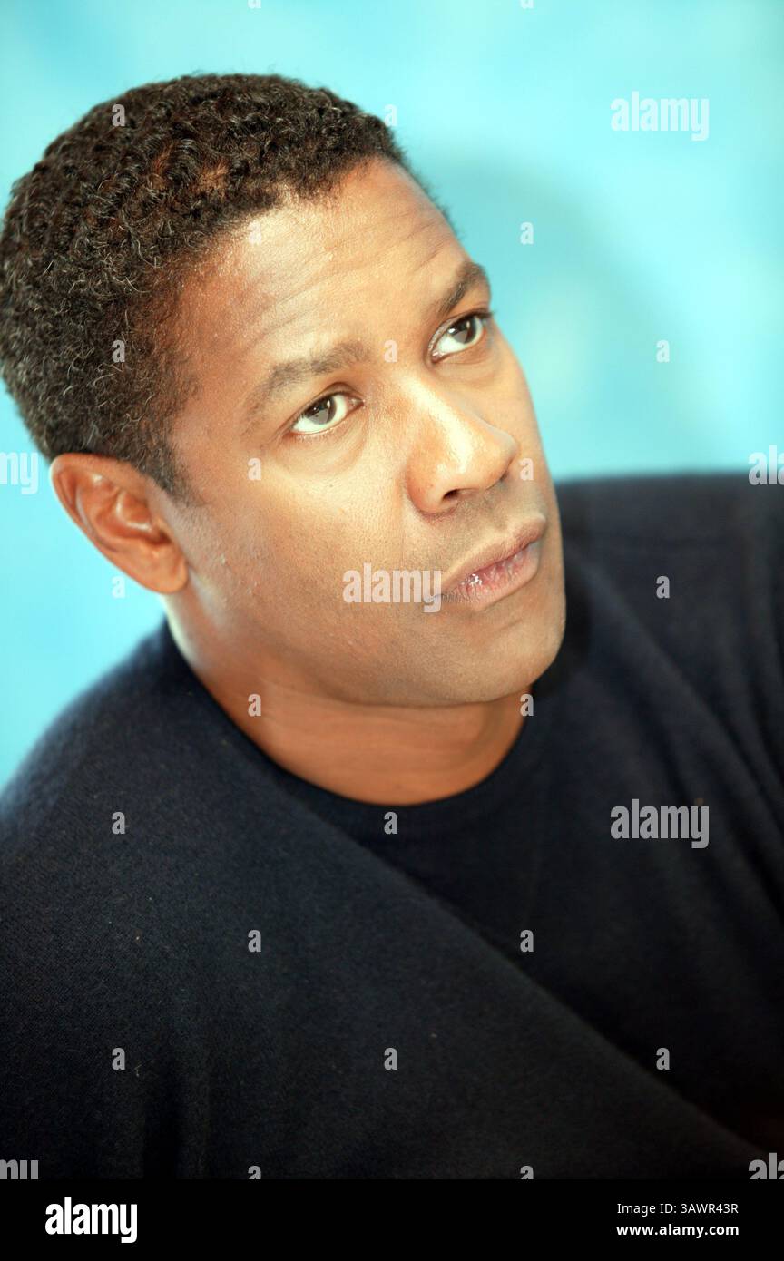 7 septembre 2003 - Toronto, Canada - DENZEL WASHINGTON fait la promotion de Out of Time au Festival du film de Toronto. Denzel Hayes Washington, Jr. (né le 28 décembre 1954) est un acteur, réalisateur et producteur américain. Il a reçu trois Golden Globe Awards, un Tony Award et deux Academy Awards : meilleur acteur dans un second rôle pour le film dramatique de guerre historique Glory (1989) et meilleur acteur pour son rôle de flic corrompu dans le thriller crime Training Day (2001). Washington a reçu beaucoup d'éloges de la critique pour son travail cinématographique depuis les années 1980, y compris ses représentations de personnages réels tels que South Banque D'Images