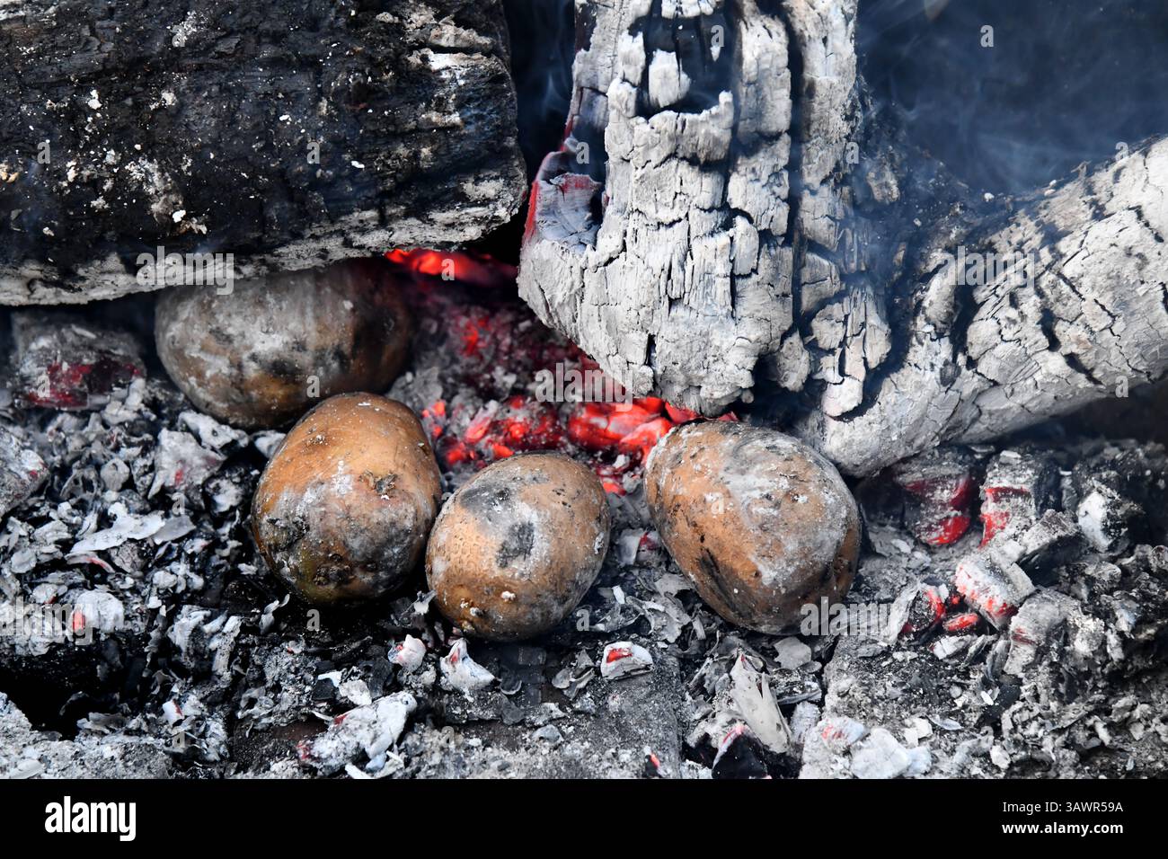 Gros plan de pommes de terre cuites au barbecue Banque D'Images