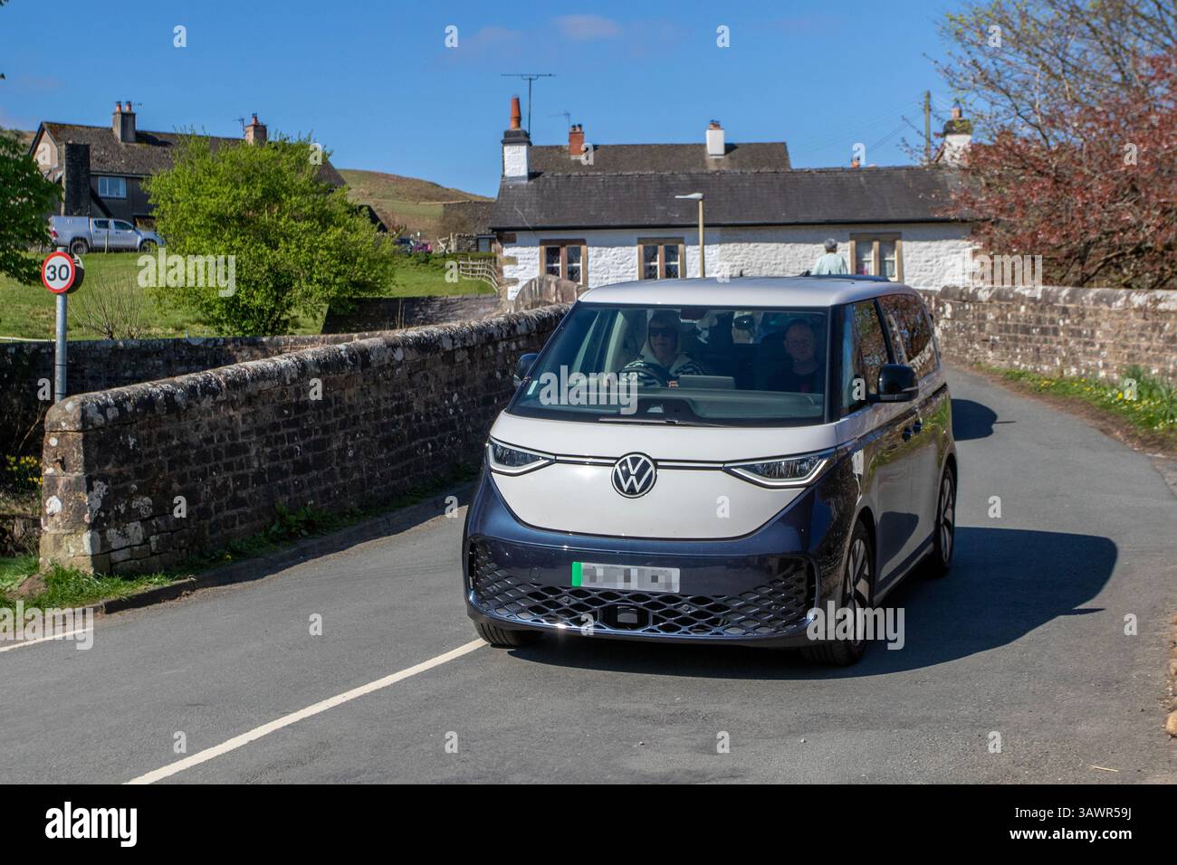 2024 Blanc Volkswagen ID Buzz Life 204 Pro performance 77Kwh batterie Auto voiture moyenne MPV électricité puissance 150 kW ; traverser le pont Dunsop dans la fosse de Bowland, Lancashire Royaume-Uni Banque D'Images