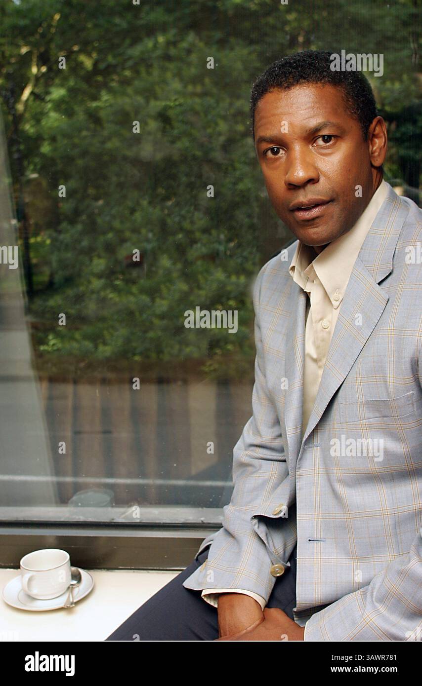 16 juillet 2004 - Hollywood, Californie, États-Unis - DENZEL WASHINGTON fait la promotion du candidat mandchurien Denzel Hayes Washington, Jr (né le 28 décembre 1954) est un acteur, réalisateur et producteur américain. Il a reçu trois Golden Globe Awards, un Tony Award et deux Academy Awards : meilleur acteur dans un second rôle pour le film dramatique de guerre historique Glory (1989) et meilleur acteur pour son rôle de flic corrompu dans le thriller crime Training Day (2001). Washington a reçu beaucoup d'éloges de la critique pour son travail cinématographique depuis les années 1980, y compris ses représentations de personnages réels tels que South African an Banque D'Images