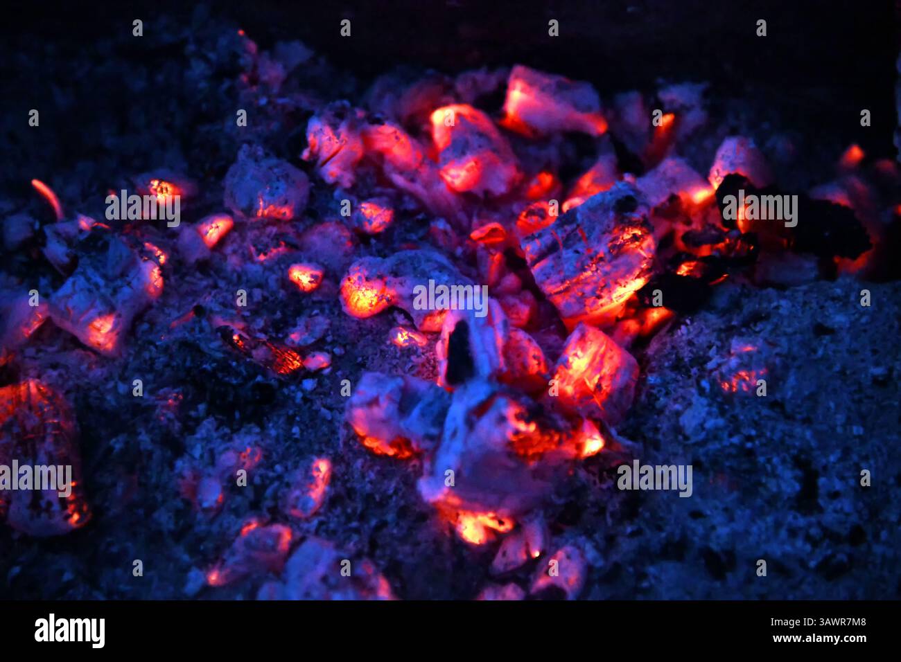 Le charbon BBQ apporte la saveur fumée authentique à vos grillades, créant des viandes et des légumes parfaitement carbonisés. C'est le cœur de chaque barbecue classique ex Banque D'Images