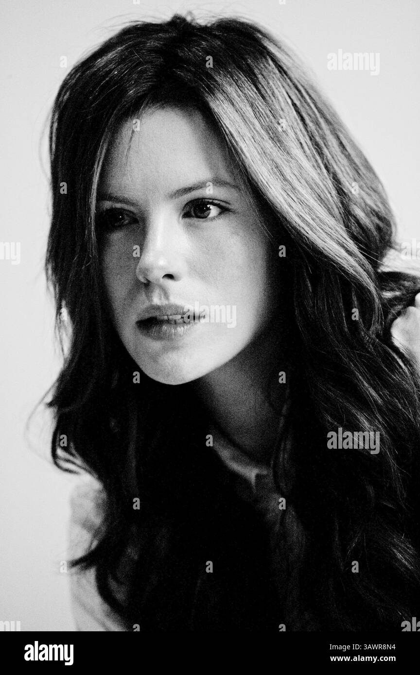20 novembre 2004 - Hollywood, Californie, États-Unis - KATE BECKINSALE fait la promotion du film 'The Aviator'. Kathrin Romary « Kate » Beckinsale (née le 26 juillet 1973) est une actrice britannique. Elle fait ses débuts au cinéma dans Much Ado About Nothing (1993) alors qu'elle est encore étudiante à l'Université d'Oxford. Elle apparaît ensuite dans des drames costumés britanniques tels que Prince of Jutland (1994), Cold Comfort Farm (1995), Emma (1996) et The Golden Bowl (2000), en plus de diverses productions scéniques et radiophoniques. Elle a commencé à chercher du travail cinématographique aux États-Unis à la fin des années 1990 et, après être apparue dans des drames à petite échelle The Last Days Banque D'Images