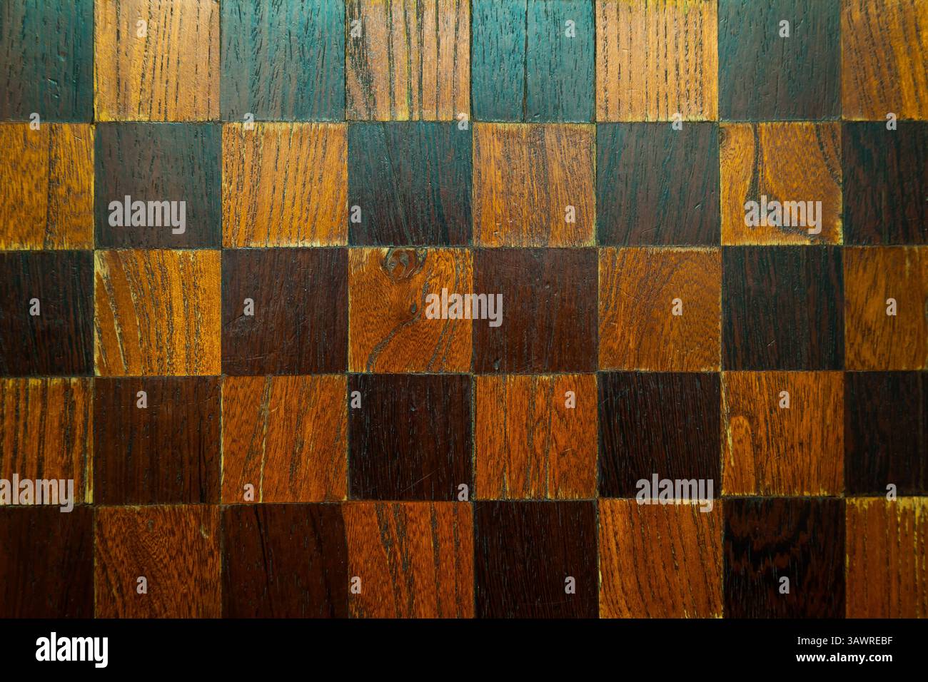 Vieux échiquier en bois minable sans pièces vue de dessus Banque D'Images