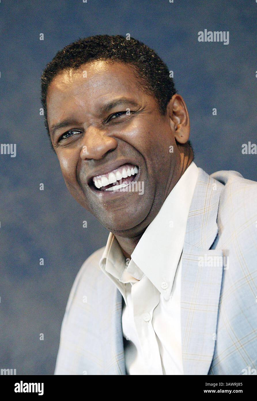 16 juillet 2004 - Hollywood, Californie, États-Unis - DENZEL WASHINGTON fait la promotion du candidat mandchurien Denzel Hayes Washington, Jr (né le 28 décembre 1954) est un acteur, réalisateur et producteur américain. Il a reçu trois Golden Globe Awards, un Tony Award et deux Academy Awards : meilleur acteur dans un second rôle pour le film dramatique de guerre historique Glory (1989) et meilleur acteur pour son rôle de flic corrompu dans le thriller crime Training Day (2001). Washington a reçu beaucoup d'éloges de la critique pour son travail cinématographique depuis les années 1980, y compris ses représentations de personnages réels tels que South African an Banque D'Images